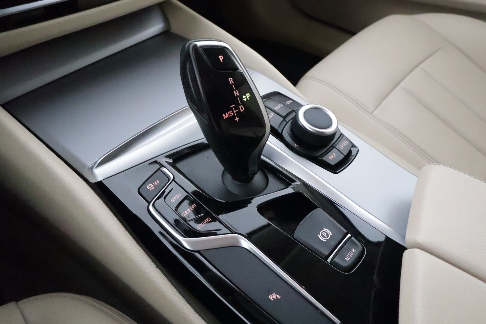 BMW 520 2019 G31 Touring 520d A xDrive Business **Webasto / Koukku / P. Kamera / LED-valot / HiFi / AC / KeylessGo / 2x Renkaat** - Webasto / P. Kamera / LED-valot / HiFi / Vakkari / Aut. Ilmastointi / KeylessGo / 2x Renkaat