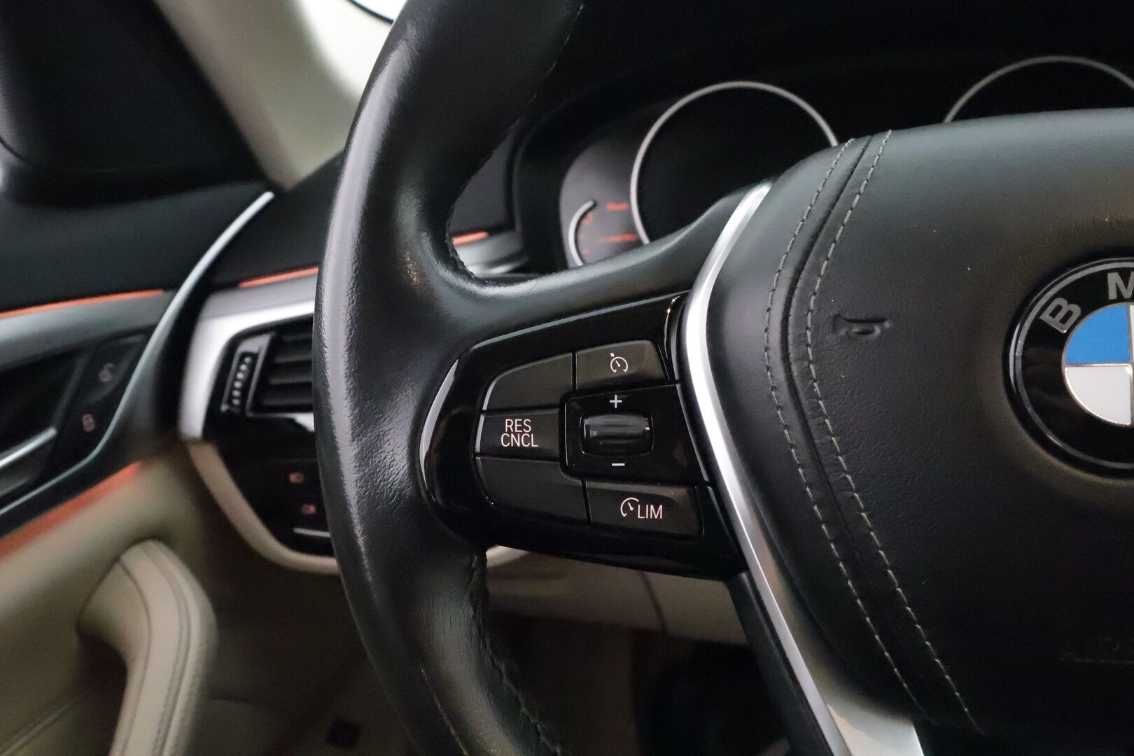 BMW 520 2019 G31 Touring 520d A xDrive Business **Webasto / Koukku / P. Kamera / LED-valot / HiFi / AC / KeylessGo / 2x Renkaat** - Webasto / P. Kamera / LED-valot / HiFi / Vakkari / Aut. Ilmastointi / KeylessGo / 2x Renkaat