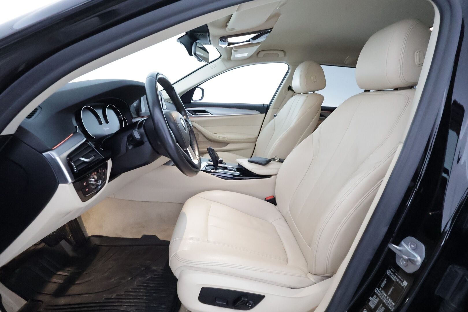 BMW 520 2019 G31 Touring 520d A xDrive Business **Webasto / Koukku / P. Kamera / LED-valot / HiFi / AC / KeylessGo / 2x Renkaat** - Webasto / P. Kamera / LED-valot / HiFi / Vakkari / Aut. Ilmastointi / KeylessGo / 2x Renkaat