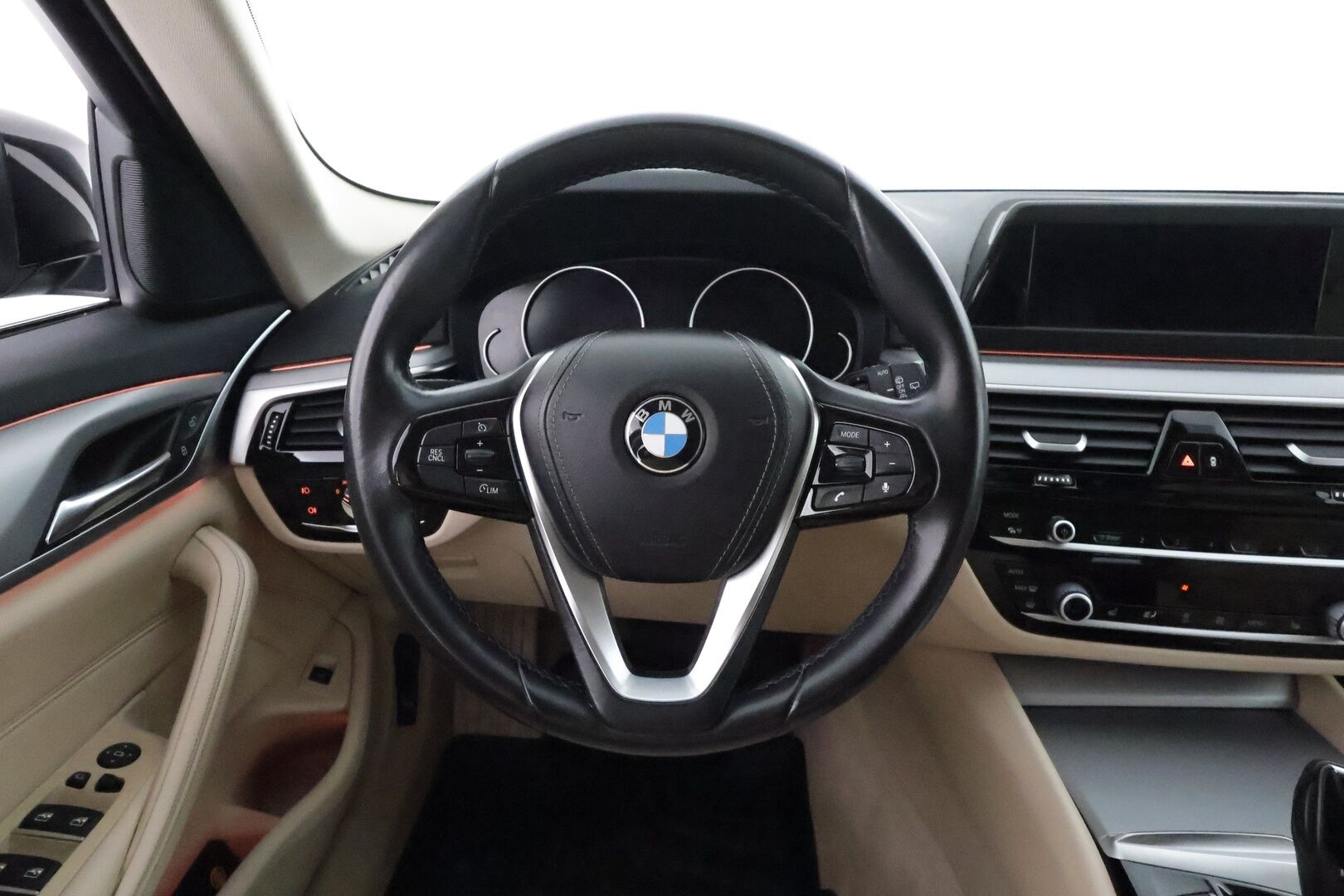 BMW 520 2019 G31 Touring 520d A xDrive Business **Webasto / Koukku / P. Kamera / LED-valot / HiFi / AC / KeylessGo / 2x Renkaat** - Webasto / P. Kamera / LED-valot / HiFi / Vakkari / Aut. Ilmastointi / KeylessGo / 2x Renkaat