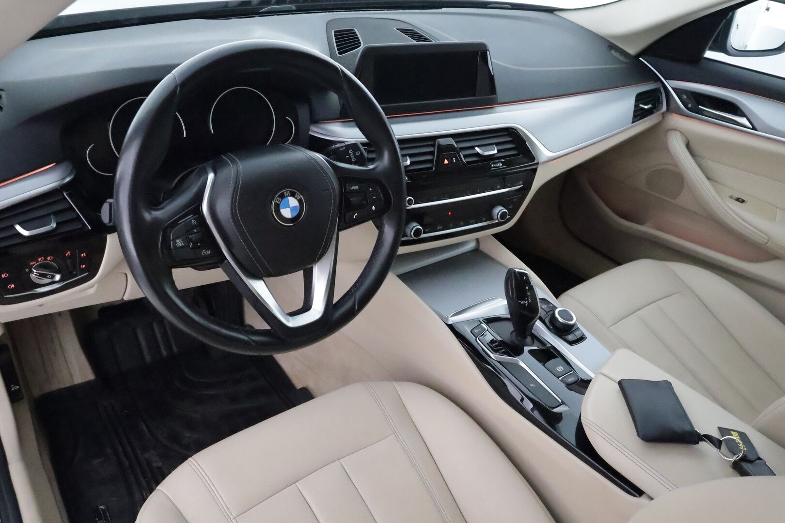 BMW 520 2019 G31 Touring 520d A xDrive Business **Webasto / Koukku / P. Kamera / LED-valot / HiFi / AC / KeylessGo / 2x Renkaat** - Webasto / P. Kamera / LED-valot / HiFi / Vakkari / Aut. Ilmastointi / KeylessGo / 2x Renkaat