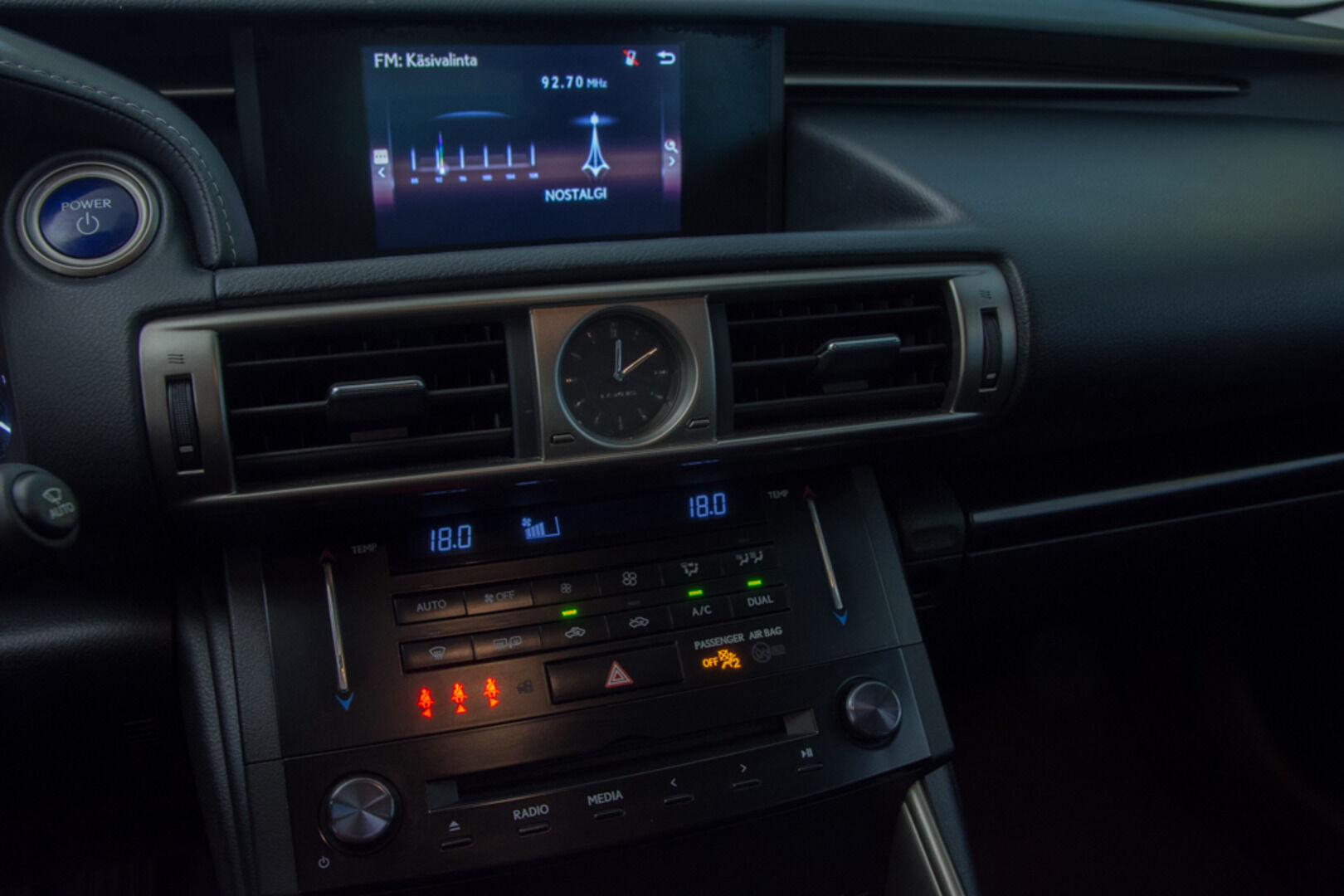 Lexus IS 2014 300h Comfort Business *Ratin lämmitin / Vakkari / P.tutkat / Puolnahat / BT-media * - Tuonti auto (Ruotsi) Avaimeton käynnistys / Lämmitettävä tuulilasi /Navigointijärjestelmä / Penkinlämmittimet / Sport-ohjauspyörä ratinlämmityksellä ja vaihteenvalitsimilla / 2xRenkaat / 2x avaimet * - HULLUT AVAJAISHULINAT KORKOTARJOUS 3,29 %