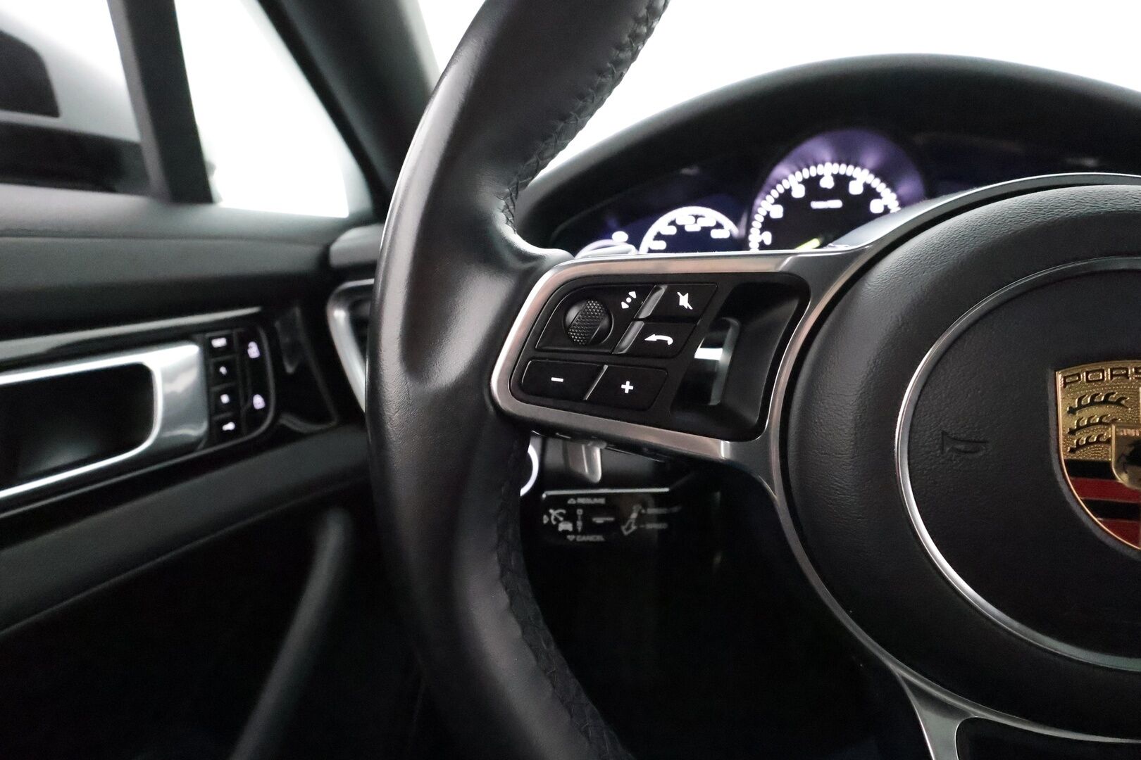 Porsche Panamera 2019 2,9, 4 E-Hybrid SportDesign **1.Om Suomi-auto / Panorama / Adapt.vakkari / 360° Kamera / HUD / 14-ist** - 2,99 % KORKOTARJOUS TÄHÄN AUTOON - Bose / Sport-Putkisto / PDLS+ / Navi / Kaistavahti / KeylessGO / 2x Renkaat