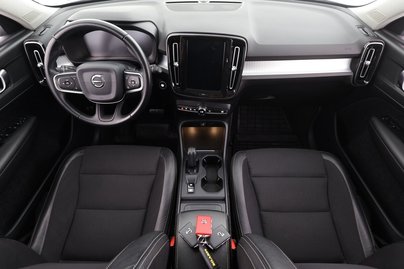 Volvo XC40 2020 T3 Business aut * ACC / Webasto / LED / Navi / Puolinahat / Koukku / KeylessGo * - Suomi-auto / Kahdet renkaat aluvanteilla