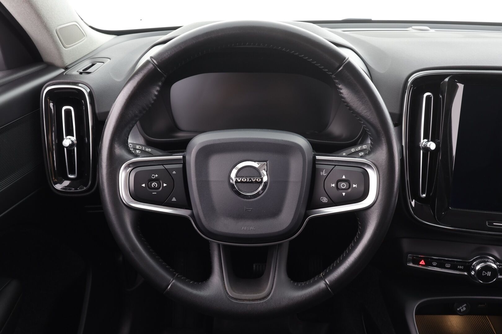 Volvo XC40 2020 T3 Business aut * ACC / Webasto / LED / Navi / Puolinahat / Koukku / KeylessGo * - Suomi-auto / Kahdet renkaat aluvanteilla