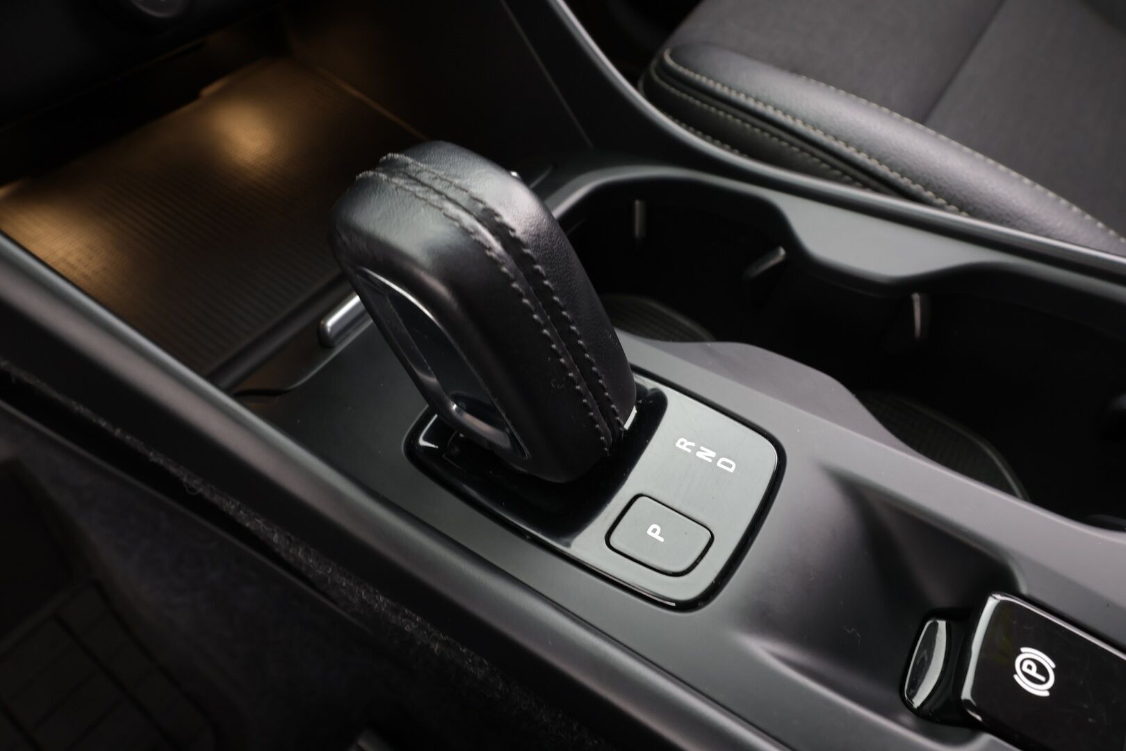 Volvo XC40 2020 T3 Business aut * ACC / Webasto / LED / Navi / Puolinahat / Koukku / KeylessGo * - Suomi-auto / Kahdet renkaat aluvanteilla