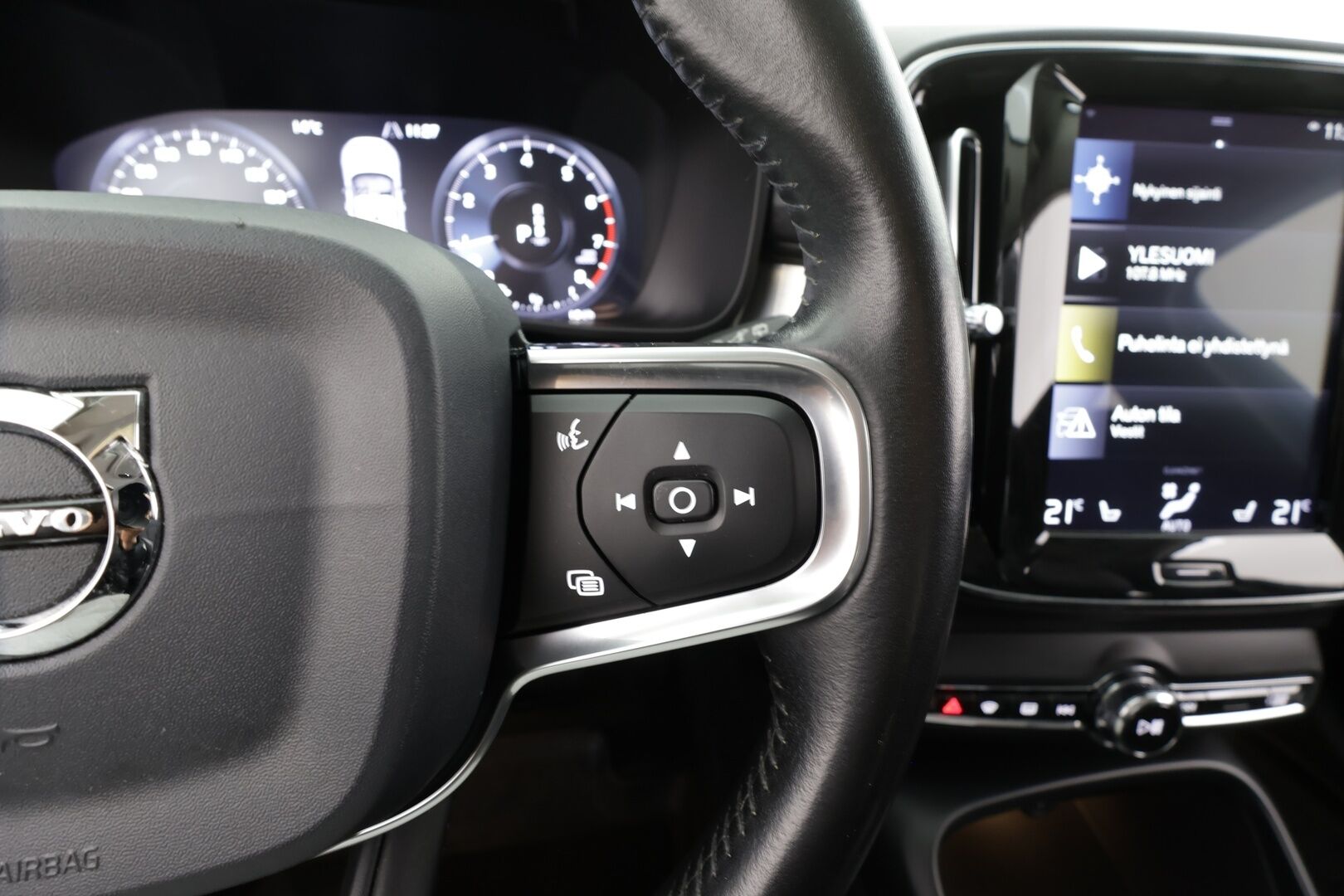 Volvo XC40 2020 T3 Business aut * ACC / Webasto / LED / Navi / Puolinahat / Koukku / KeylessGo * - Suomi-auto / Kahdet renkaat aluvanteilla