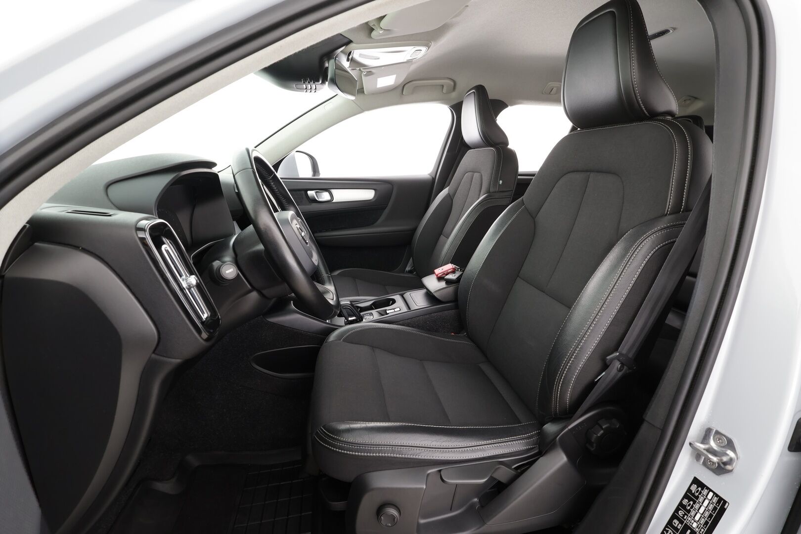 Volvo XC40 2020 T3 Business aut * ACC / Webasto / LED / Navi / Puolinahat / Koukku / KeylessGo * - Suomi-auto / Kahdet renkaat aluvanteilla