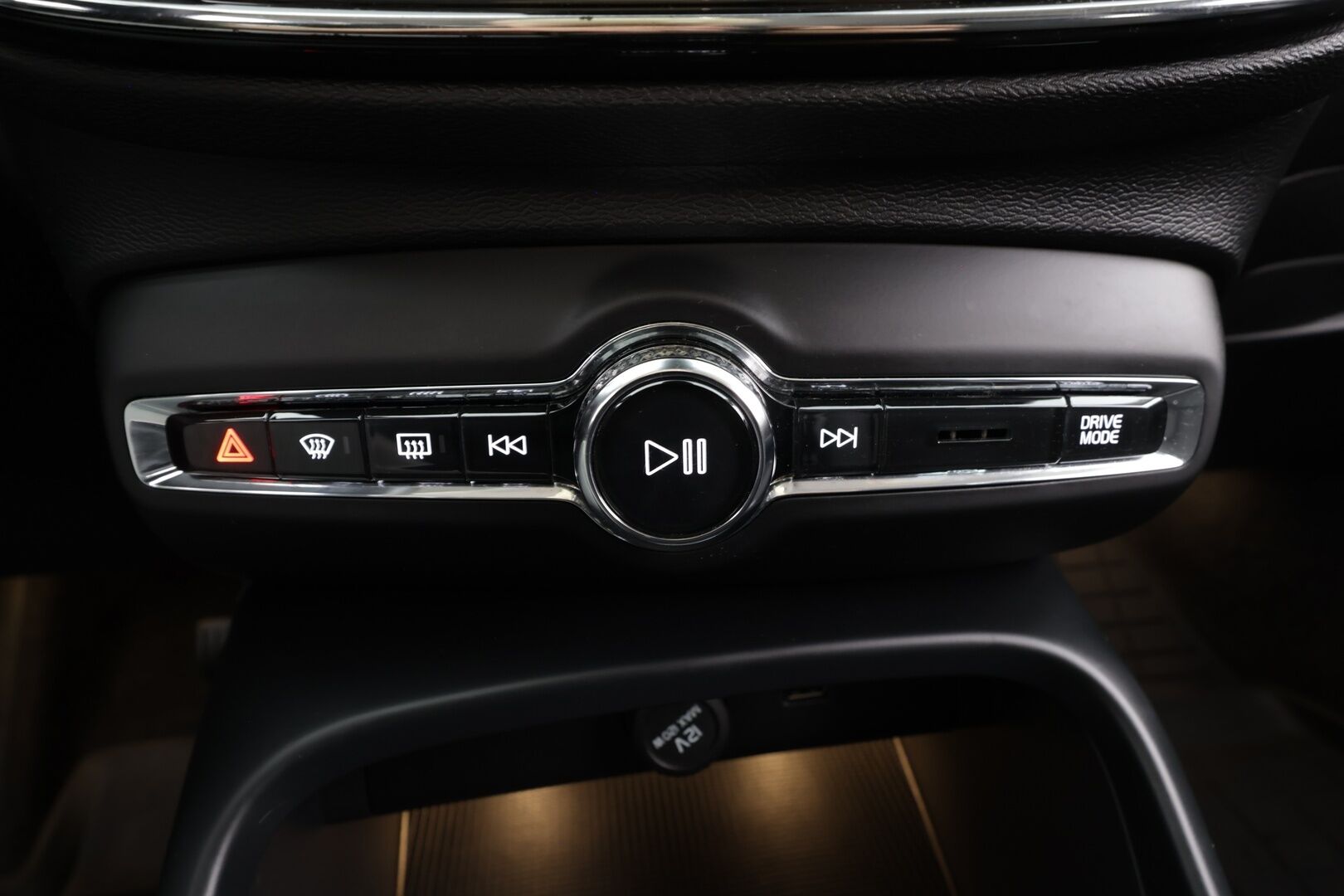 Volvo XC40 2020 T3 Business aut * ACC / Webasto / LED / Navi / Puolinahat / Koukku / KeylessGo * - Suomi-auto / Kahdet renkaat aluvanteilla