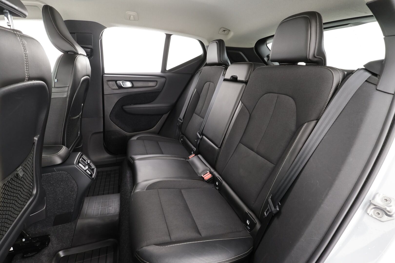 Volvo XC40 2020 T3 Business aut * ACC / Webasto / LED / Navi / Puolinahat / Koukku / KeylessGo * - Suomi-auto / Kahdet renkaat aluvanteilla