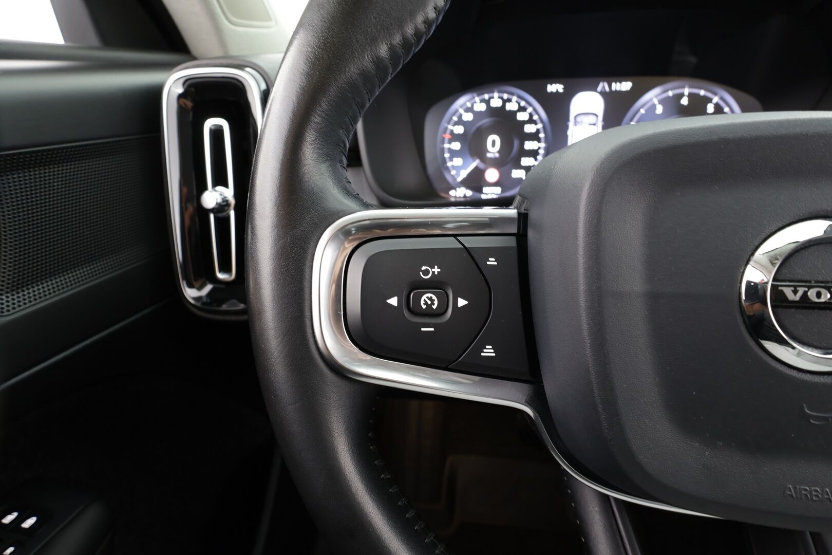 Volvo XC40 2020 T3 Business aut * ACC / Webasto / LED / Navi / Puolinahat / Koukku / KeylessGo * - Suomi-auto / Kahdet renkaat aluvanteilla