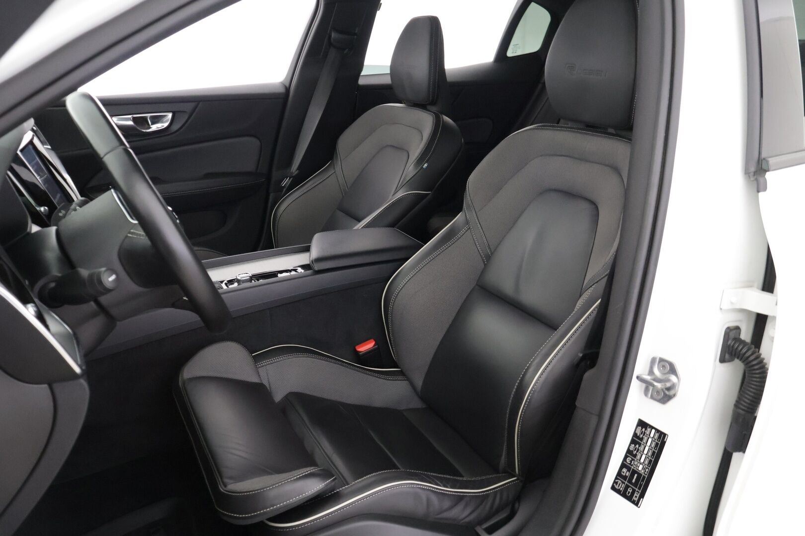 Volvo S60 2020 T5 AWD Business R-Design aut / Webasto / Pilot Assist / P-kamera / Sporttinahat / Muistipenkki / Keyless / Ratinlämmitin - 2-omisteinen Suomi-auto / Merkkihuollettu / Huippuvarusteet!