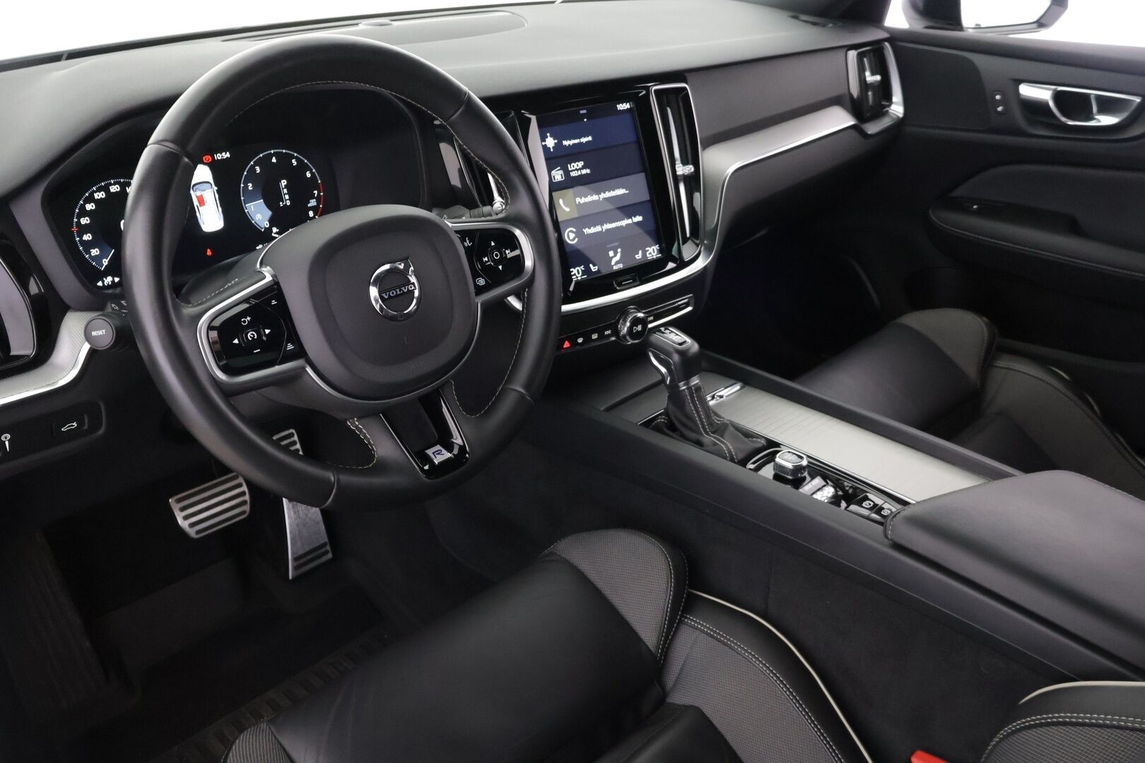 Volvo S60 2020 T5 AWD Business R-Design aut / Webasto / Pilot Assist / P-kamera / Sporttinahat / Muistipenkki / Keyless / Ratinlämmitin - 2-omisteinen Suomi-auto / Merkkihuollettu / Huippuvarusteet!