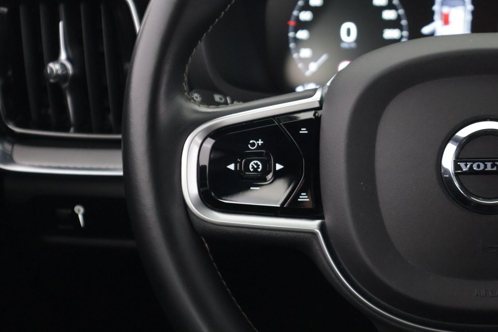 Volvo S60 2020 T5 AWD Business R-Design aut / Webasto / Pilot Assist / P-kamera / Sporttinahat / Muistipenkki / Keyless / Ratinlämmitin - 2-omisteinen Suomi-auto / Merkkihuollettu / Huippuvarusteet!