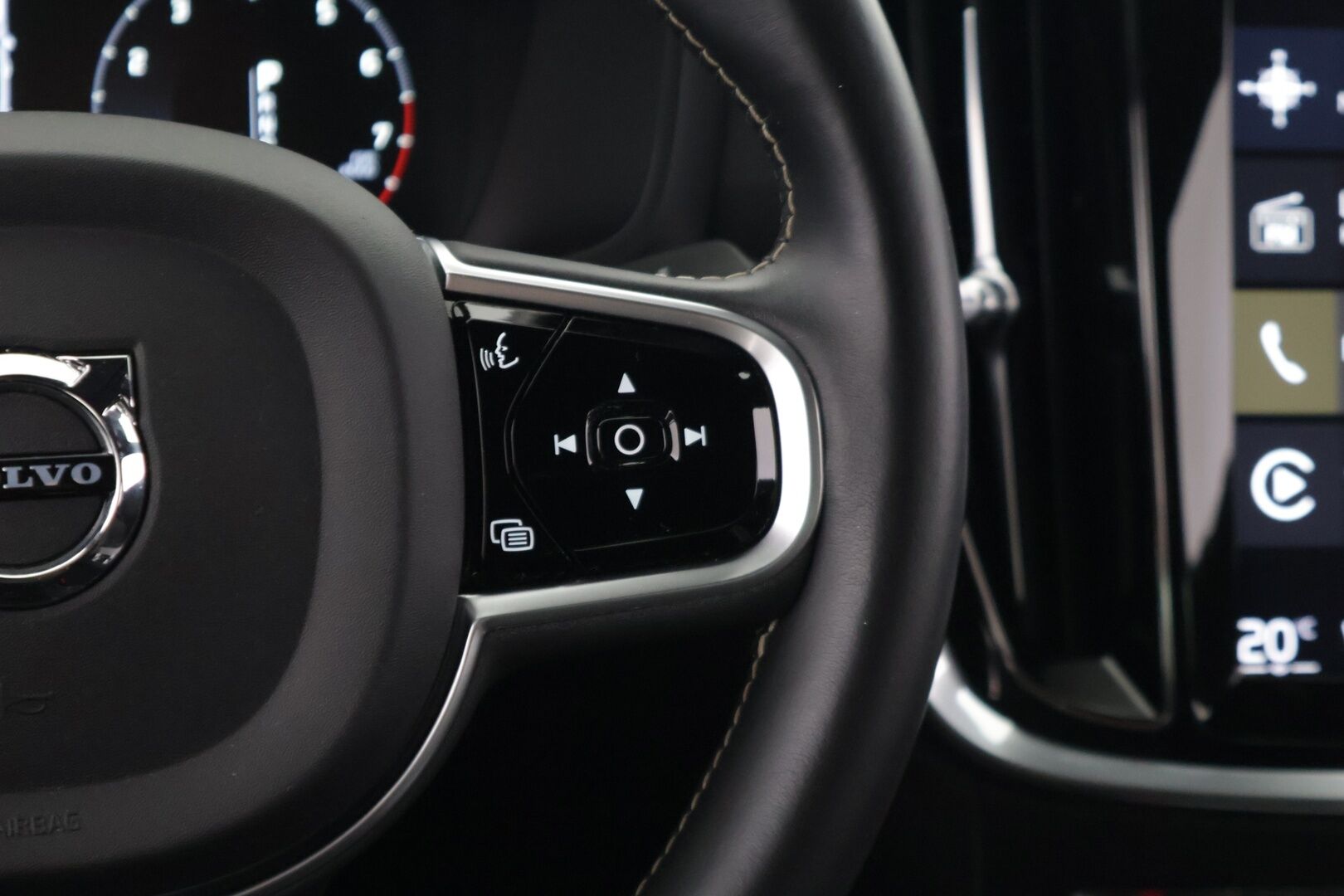 Volvo S60 2020 T5 AWD Business R-Design aut / Webasto / Pilot Assist / P-kamera / Sporttinahat / Muistipenkki / Keyless / Ratinlämmitin - 2-omisteinen Suomi-auto / Merkkihuollettu / Huippuvarusteet!