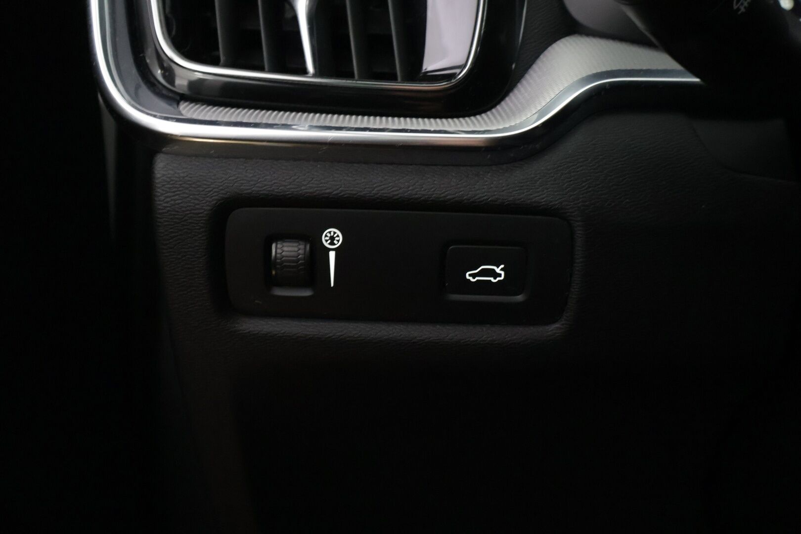 Volvo S60 2020 T5 AWD Business R-Design aut / Webasto / Pilot Assist / P-kamera / Sporttinahat / Muistipenkki / Keyless / Ratinlämmitin - 2-omisteinen Suomi-auto / Merkkihuollettu / Huippuvarusteet!