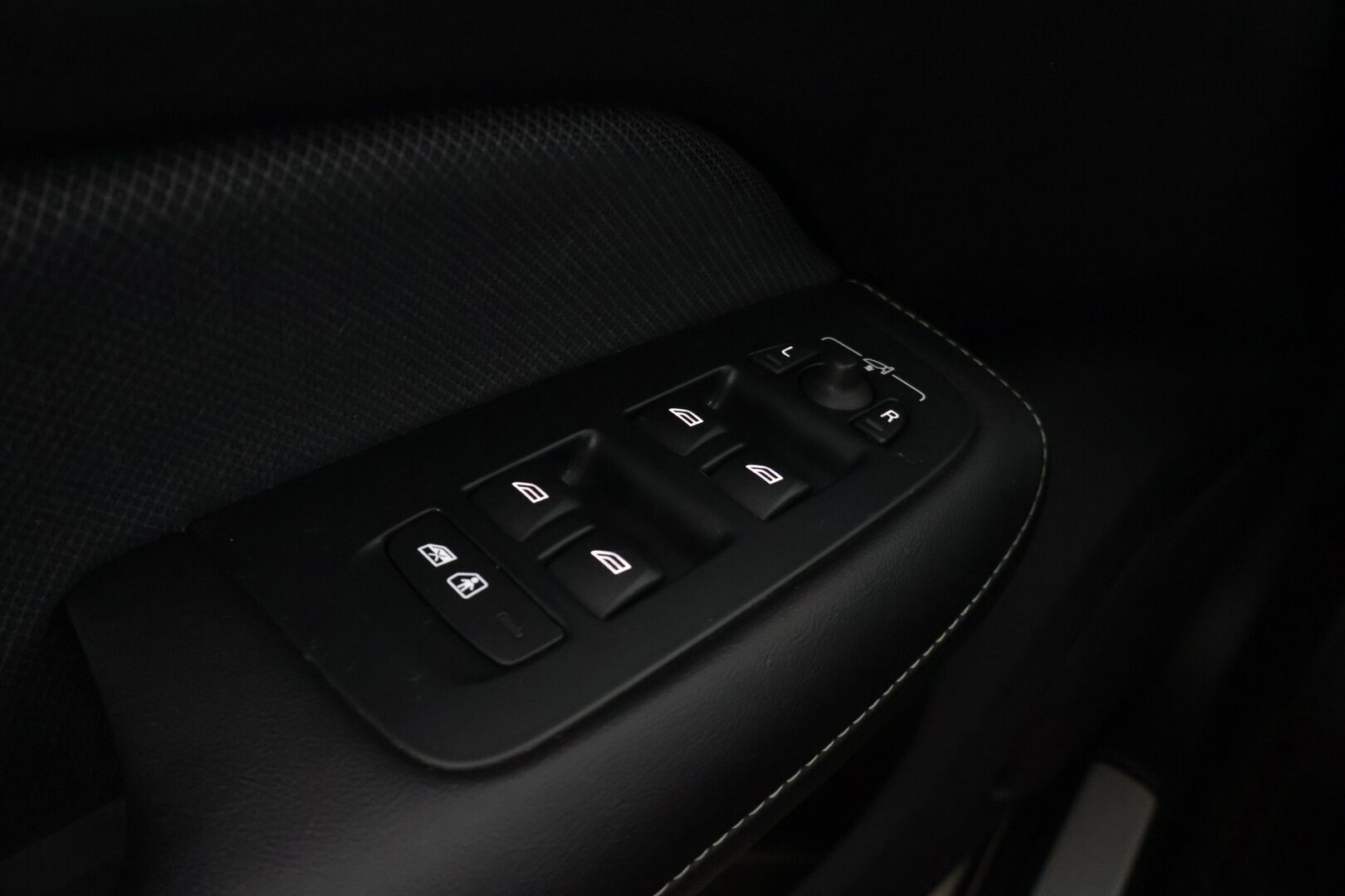 Volvo S60 2020 T5 AWD Business R-Design aut / Webasto / Pilot Assist / P-kamera / Sporttinahat / Muistipenkki / Keyless / Ratinlämmitin - 2-omisteinen Suomi-auto / Merkkihuollettu / Huippuvarusteet!