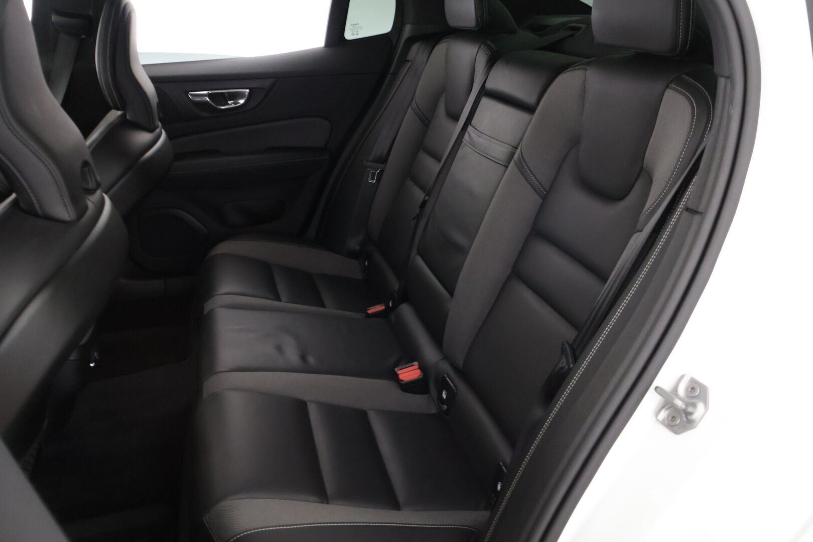 Volvo S60 2020 T5 AWD Business R-Design aut / Webasto / Pilot Assist / P-kamera / Sporttinahat / Muistipenkki / Keyless / Ratinlämmitin - 2-omisteinen Suomi-auto / Merkkihuollettu / Huippuvarusteet!