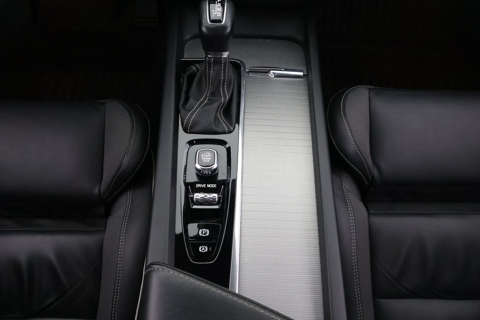 Volvo S60 2020 T5 AWD Business R-Design aut / Webasto / Pilot Assist / P-kamera / Sporttinahat / Muistipenkki / Keyless / Ratinlämmitin - 2-omisteinen Suomi-auto / Merkkihuollettu / Huippuvarusteet!