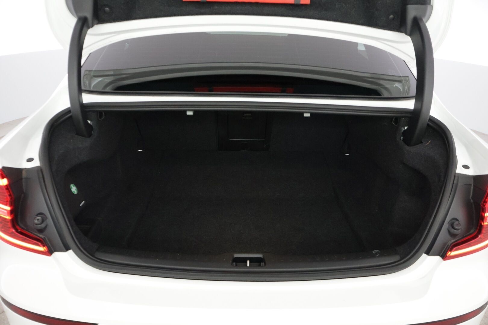 Volvo S60 2020 T5 AWD Business R-Design aut / Webasto / Pilot Assist / P-kamera / Sporttinahat / Muistipenkki / Keyless / Ratinlämmitin - 2-omisteinen Suomi-auto / Merkkihuollettu / Huippuvarusteet!