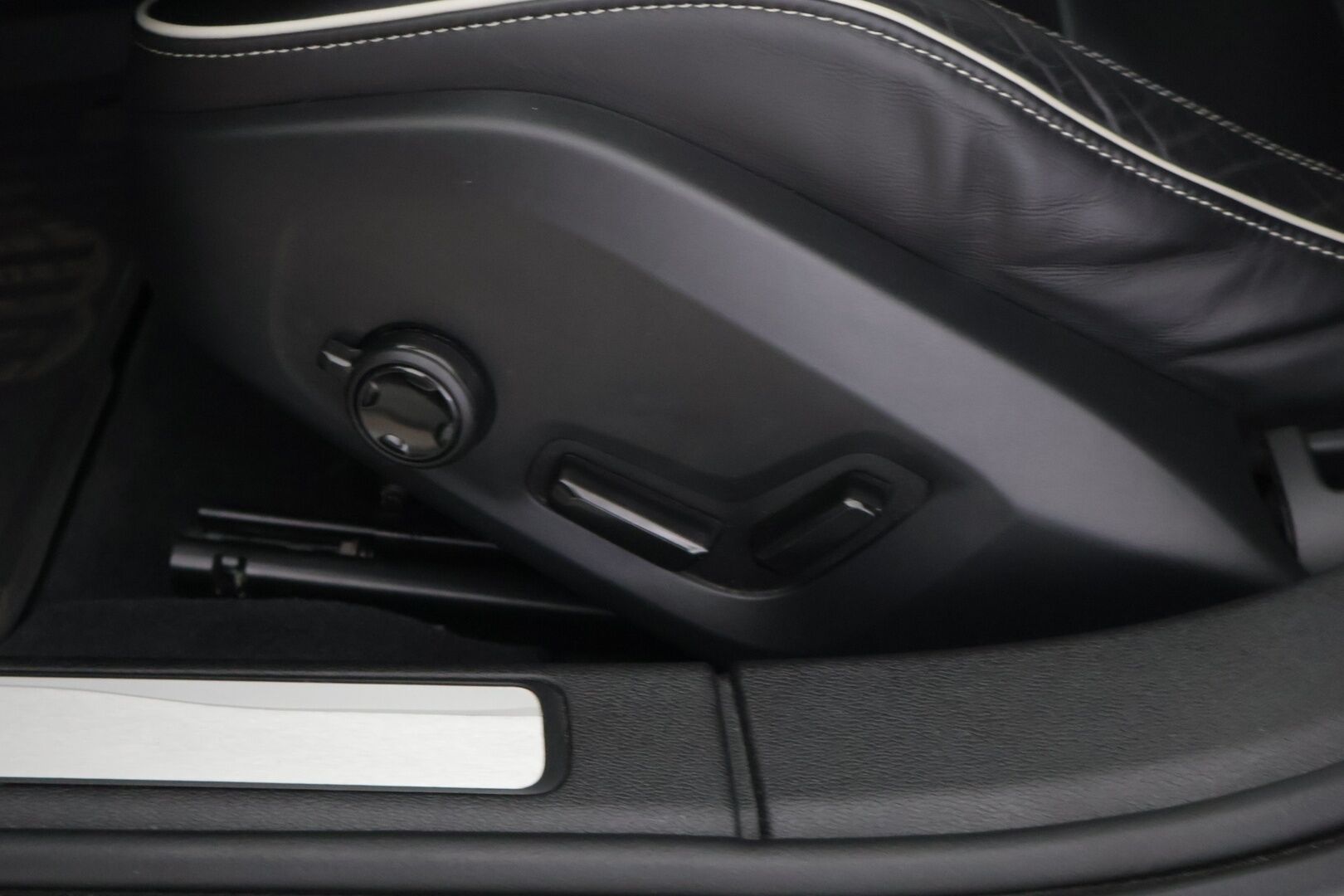 Volvo S60 2020 T5 AWD Business R-Design aut / Webasto / Pilot Assist / P-kamera / Sporttinahat / Muistipenkki / Keyless / Ratinlämmitin - 2-omisteinen Suomi-auto / Merkkihuollettu / Huippuvarusteet!