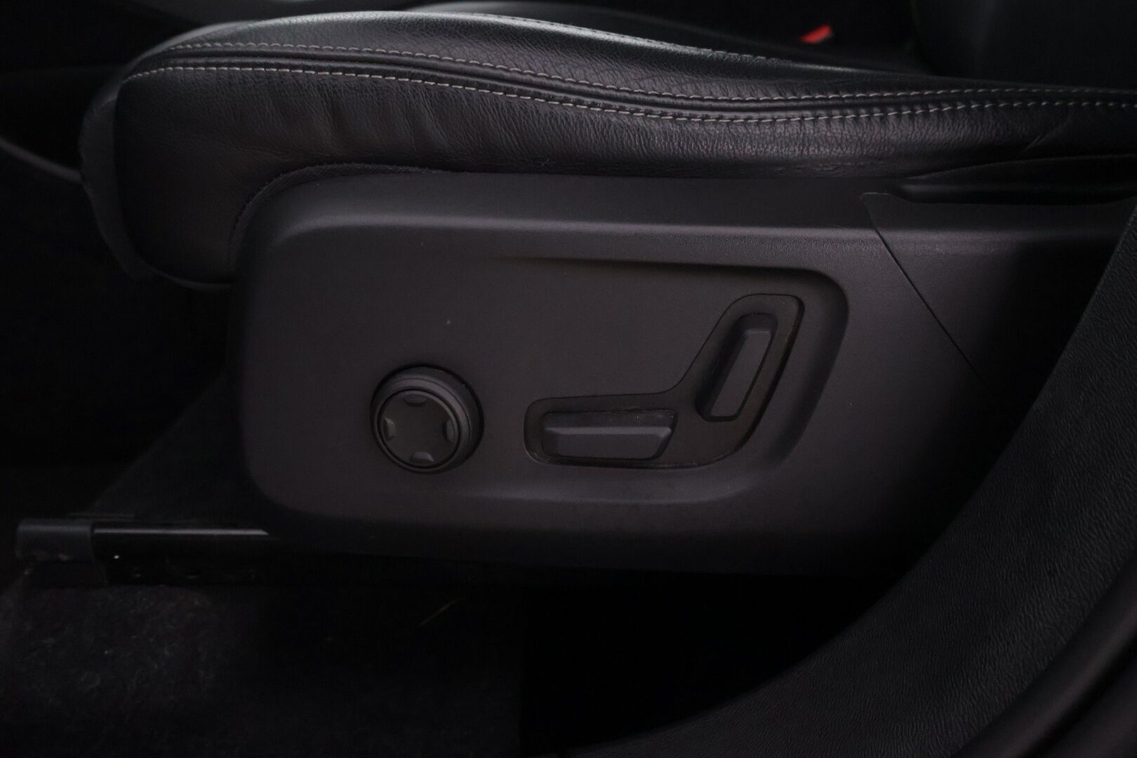 Volvo XC40 2020 D3 Business Inscription aut *Webasto / VOC / ACC / S.Koukku / LED / P.Kamera* - *Merkkihuollettu!! / Kahdet hyvät renkaat / S.Luukku / Nahkasisusta*