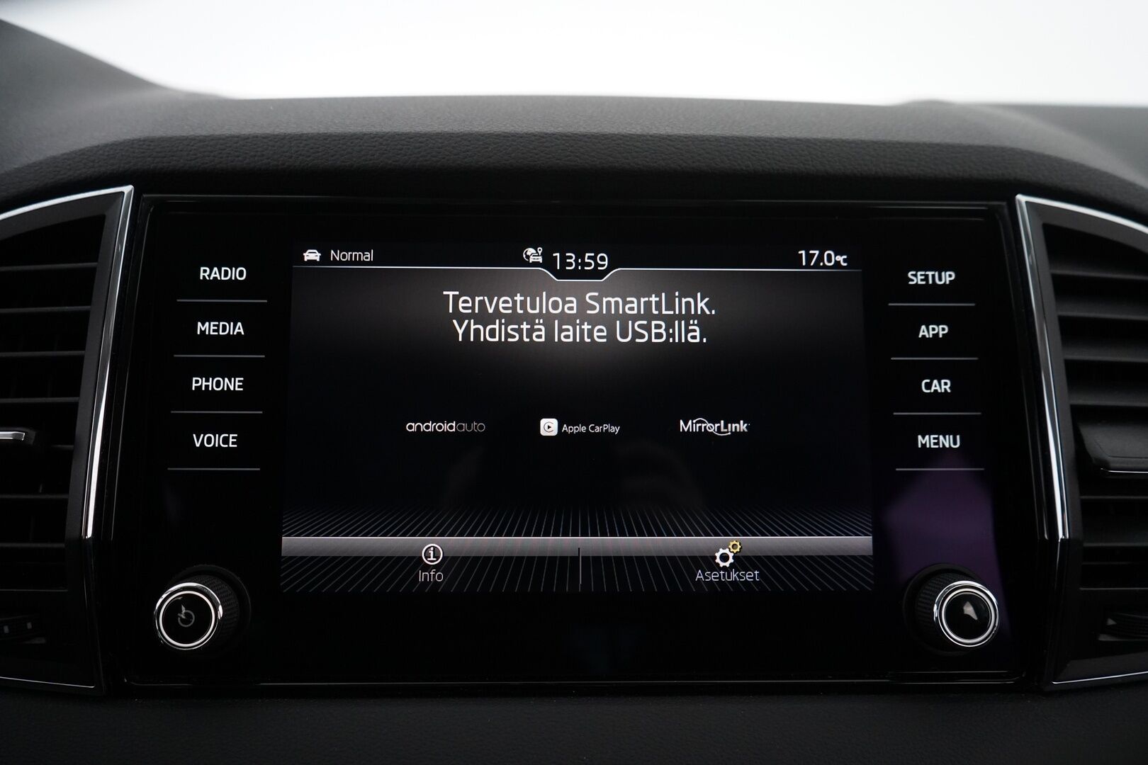 Skoda Karoq 2020 2,0 TDI 150 4x4 Style DSG Autom. // Webasto / ACC / Blis / Koukku / P-kamera //