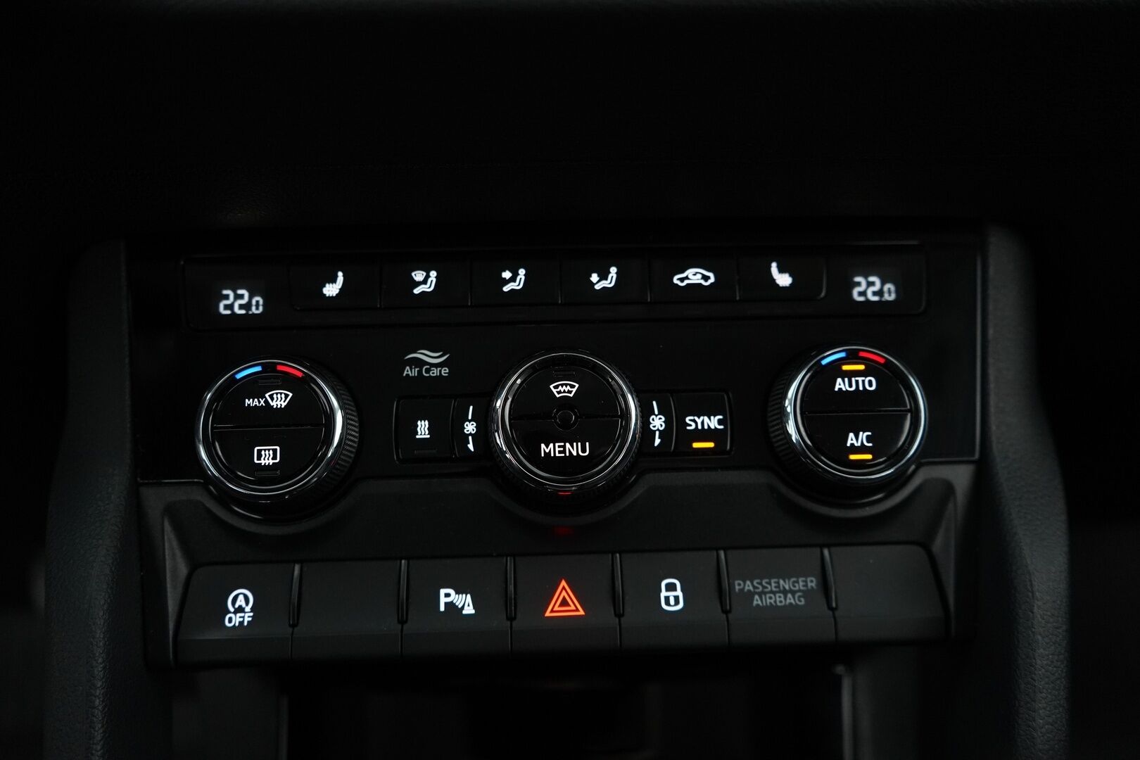 Skoda Karoq 2020 2,0 TDI 150 4x4 Style DSG Autom. // Webasto / ACC / Blis / Koukku / P-kamera //