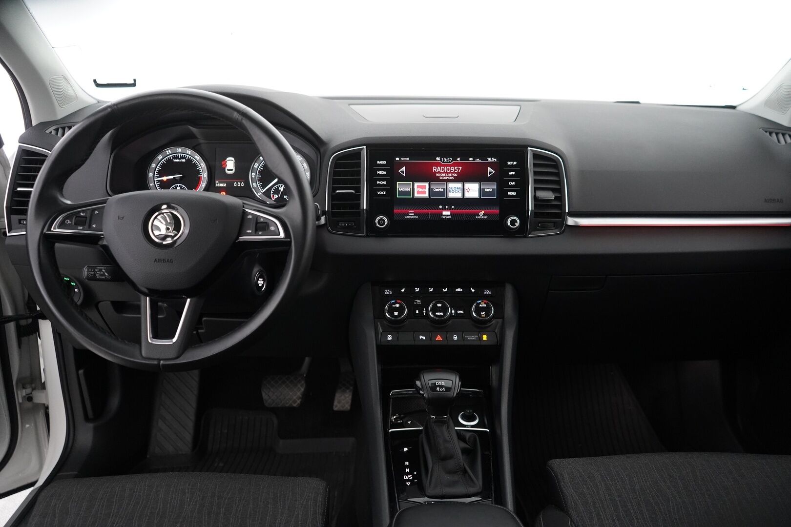Skoda Karoq 2020 2,0 TDI 150 4x4 Style DSG Autom. // Webasto / ACC / Blis / Koukku / P-kamera //