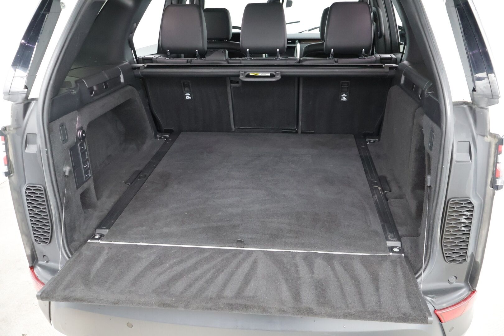 Land Rover Discovery 2019 2,0 Sd4 HSE Aut LE * Vetokoukku / Merdian / Webasto / Panorama / P-Kamera / BLIS / Muistipenkki / Nahkasisusta * - Suomi-auto / Kattotelineet / Seuraava katsastus 10/2027