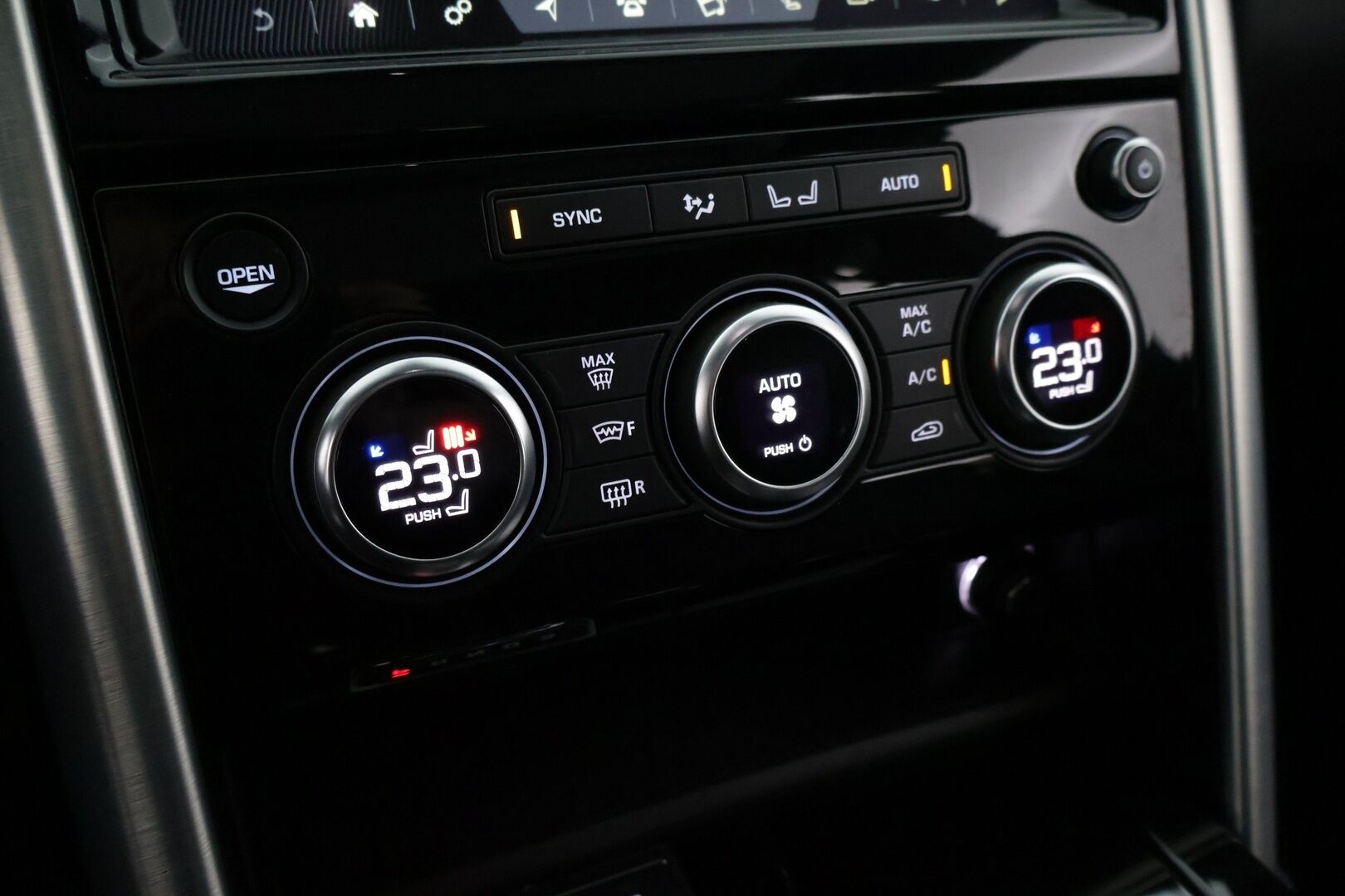 Land Rover Discovery 2019 2,0 Sd4 HSE Aut LE * Vetokoukku / Merdian / Webasto / Panorama / P-Kamera / BLIS / Muistipenkki / Nahkasisusta * - Suomi-auto / Kattotelineet / Seuraava katsastus 10/2027