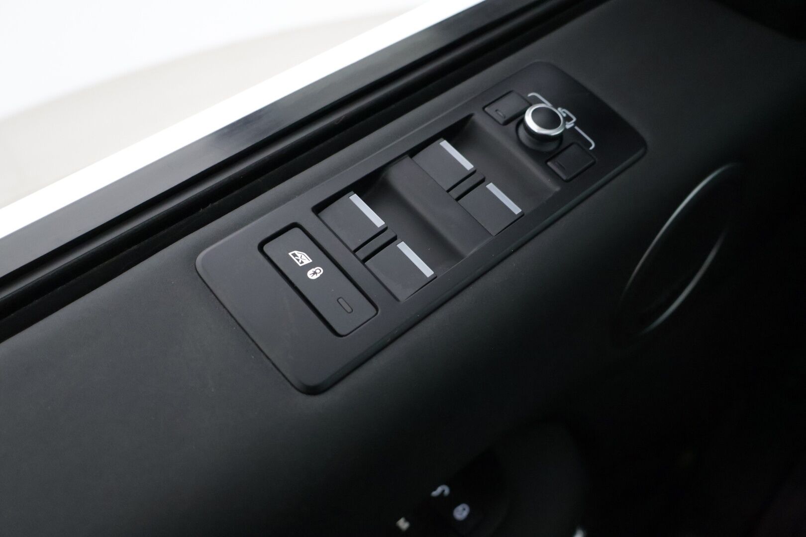 Land Rover Discovery 2019 2,0 Sd4 HSE Aut LE * Vetokoukku / Merdian / Webasto / Panorama / P-Kamera / BLIS / Muistipenkki / Nahkasisusta * - Suomi-auto / Kattotelineet / Seuraava katsastus 10/2027