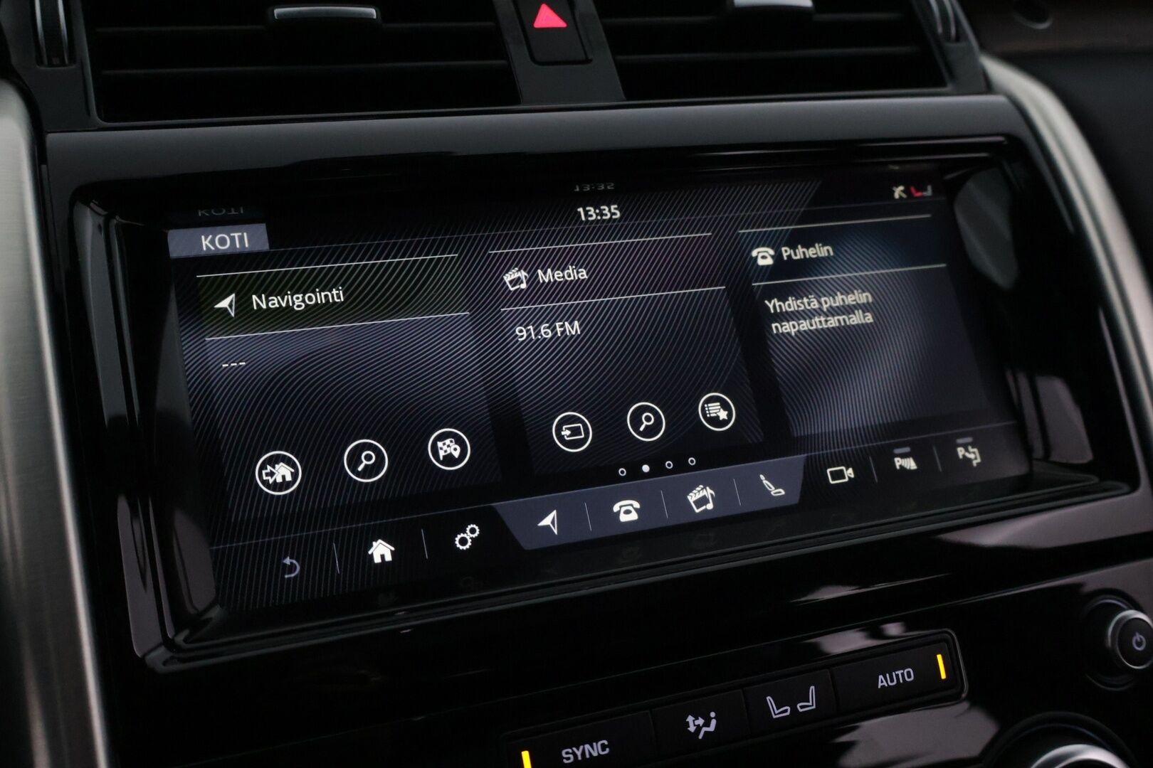 Land Rover Discovery 2019 2,0 Sd4 HSE Aut LE * Vetokoukku / Merdian / Webasto / Panorama / P-Kamera / BLIS / Muistipenkki / Nahkasisusta * - Suomi-auto / Kattotelineet / Seuraava katsastus 10/2027