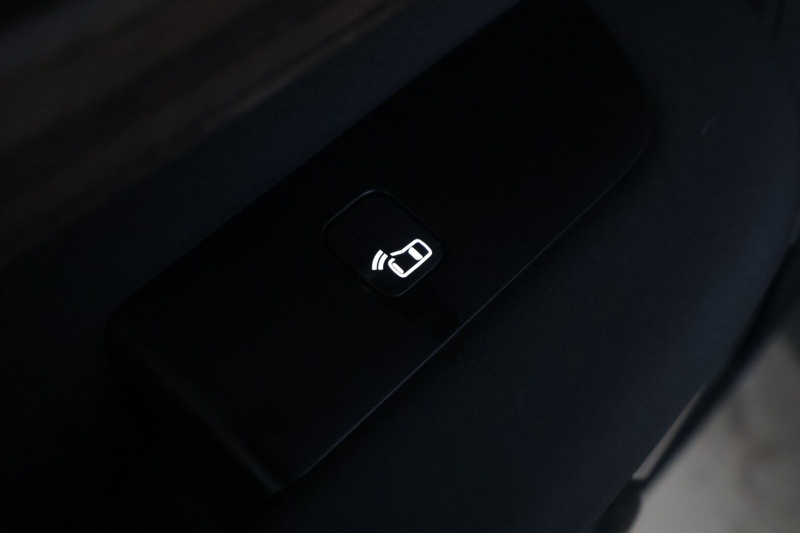 Land Rover Discovery 2019 2,0 Sd4 HSE Aut LE * Vetokoukku / Merdian / Webasto / Panorama / P-Kamera / BLIS / Muistipenkki / Nahkasisusta * - Suomi-auto / Kattotelineet / Seuraava katsastus 10/2027