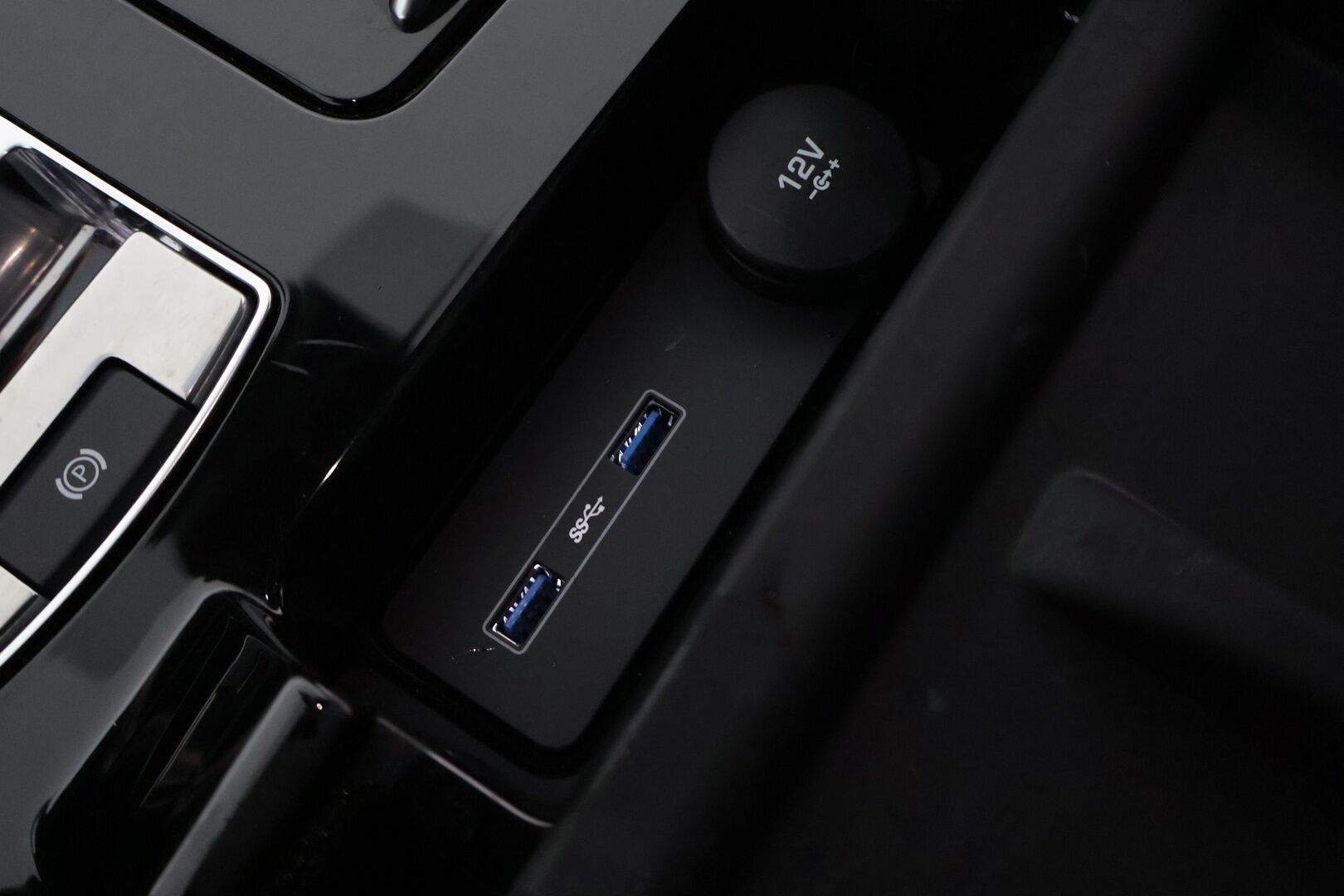 Land Rover Discovery 2019 2,0 Sd4 HSE Aut LE * Vetokoukku / Merdian / Webasto / Panorama / P-Kamera / BLIS / Muistipenkki / Nahkasisusta * - Suomi-auto / Kattotelineet / Seuraava katsastus 10/2027