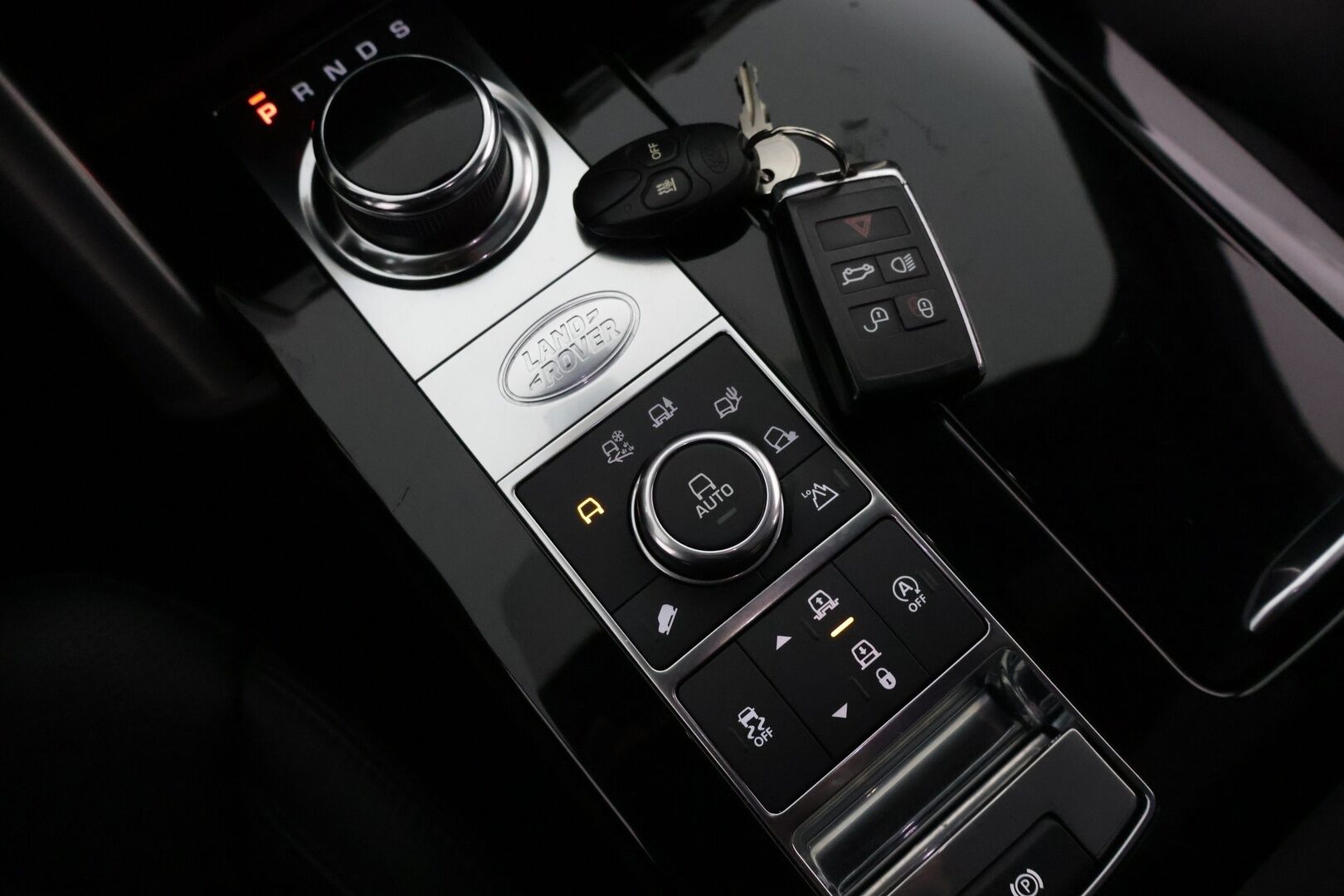 Land Rover Discovery 2019 2,0 Sd4 HSE Aut LE * Vetokoukku / Merdian / Webasto / Panorama / P-Kamera / BLIS / Muistipenkki / Nahkasisusta * - Suomi-auto / Kattotelineet / Seuraava katsastus 10/2027