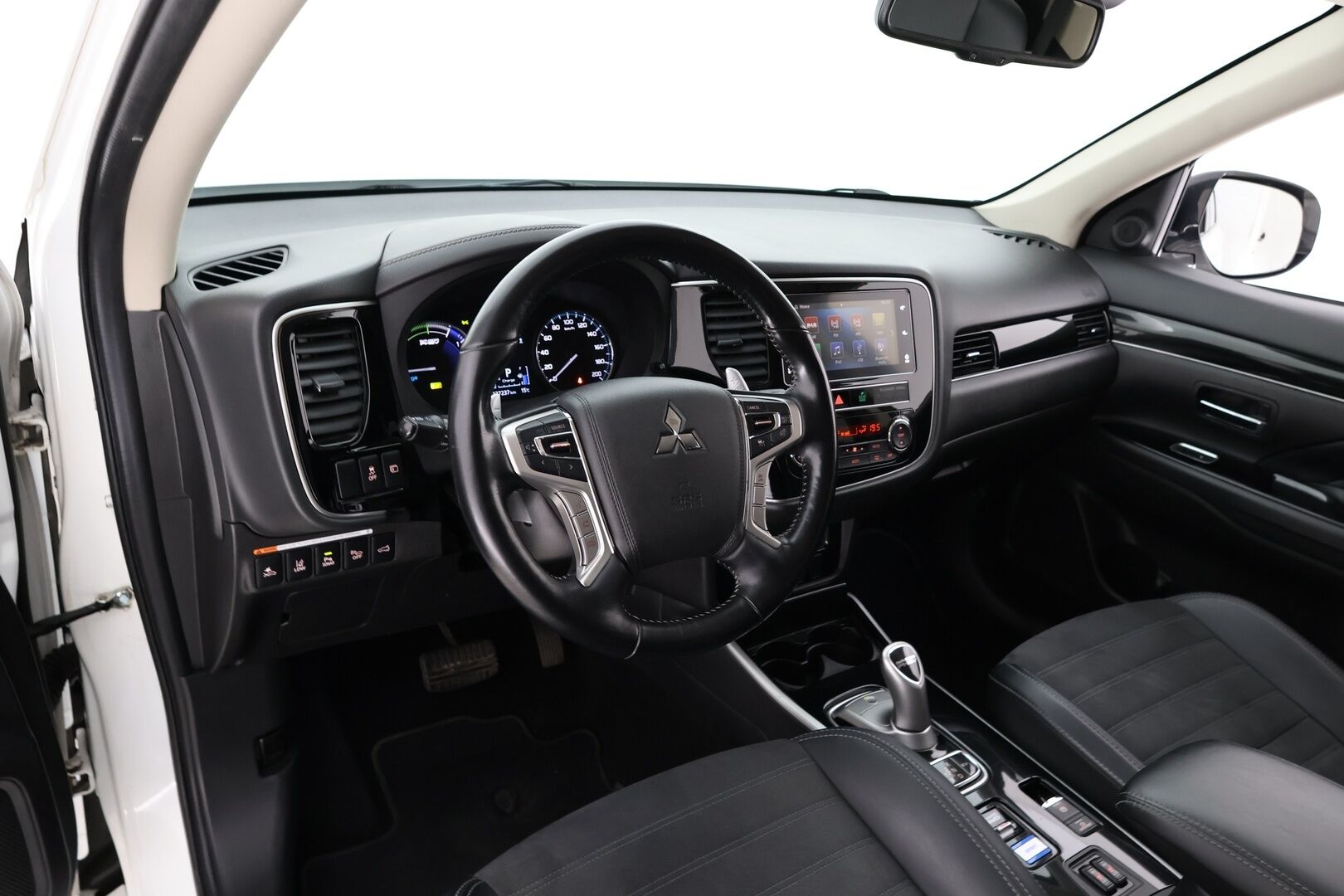 Mitsubishi Outlander PHEV 2019 2.4 Intense 4WD *ACC / Peruutuskamera / Koukku / Sähk.esilämmitin / Nahka-Alcantara / KeylessGo*