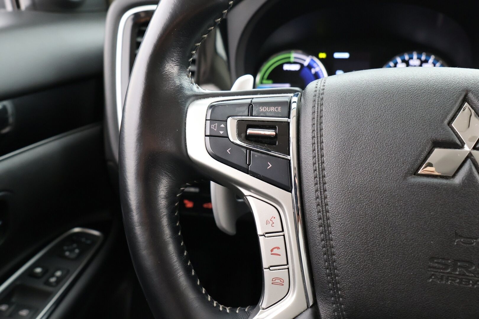 Mitsubishi Outlander PHEV 2019 2.4 Intense 4WD *ACC / Peruutuskamera / Koukku / Sähk.esilämmitin / Nahka-Alcantara / KeylessGo*