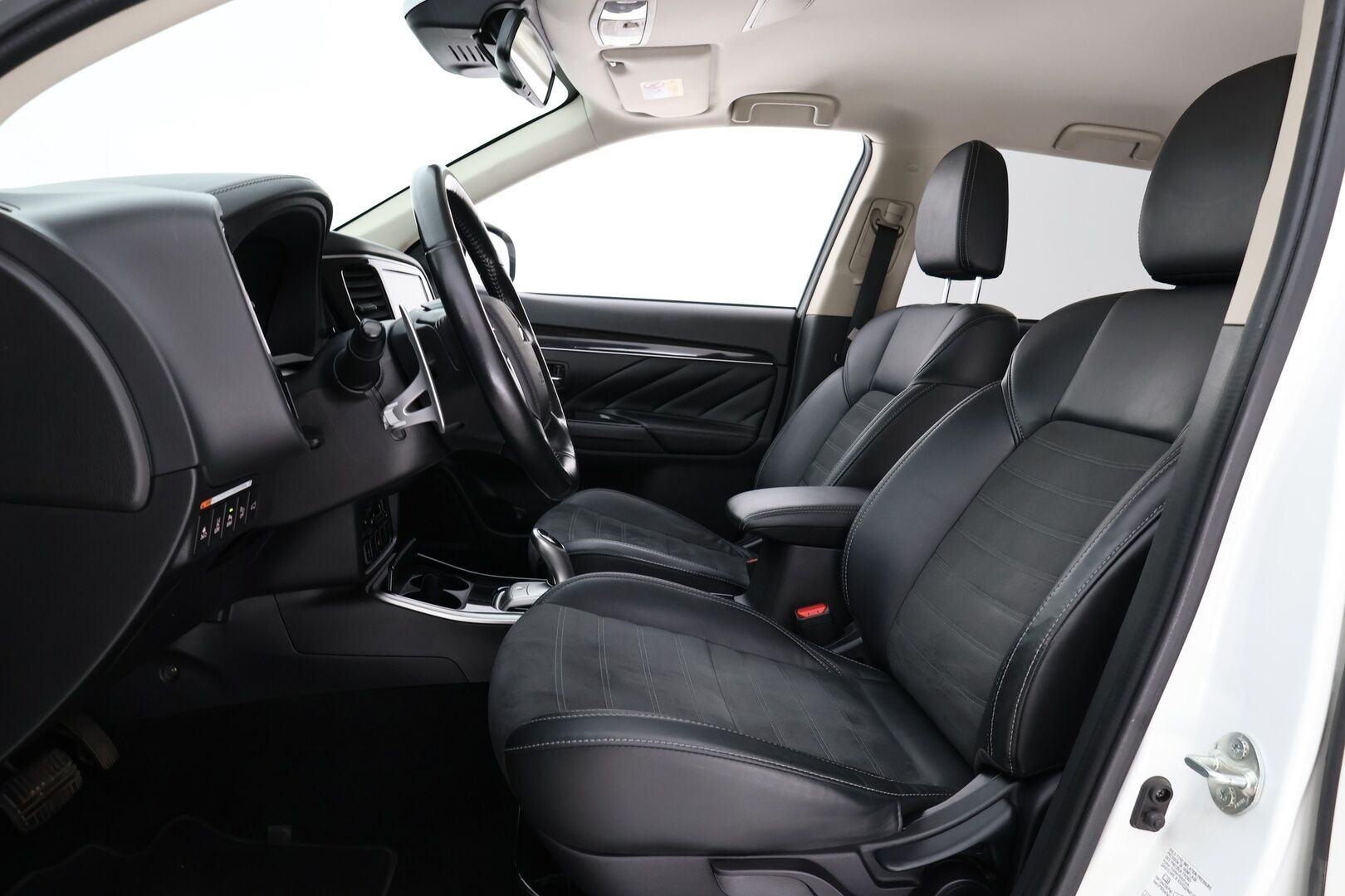 Mitsubishi Outlander PHEV 2019 2.4 Intense 4WD *ACC / Peruutuskamera / Koukku / Sähk.esilämmitin / Nahka-Alcantara / KeylessGo*