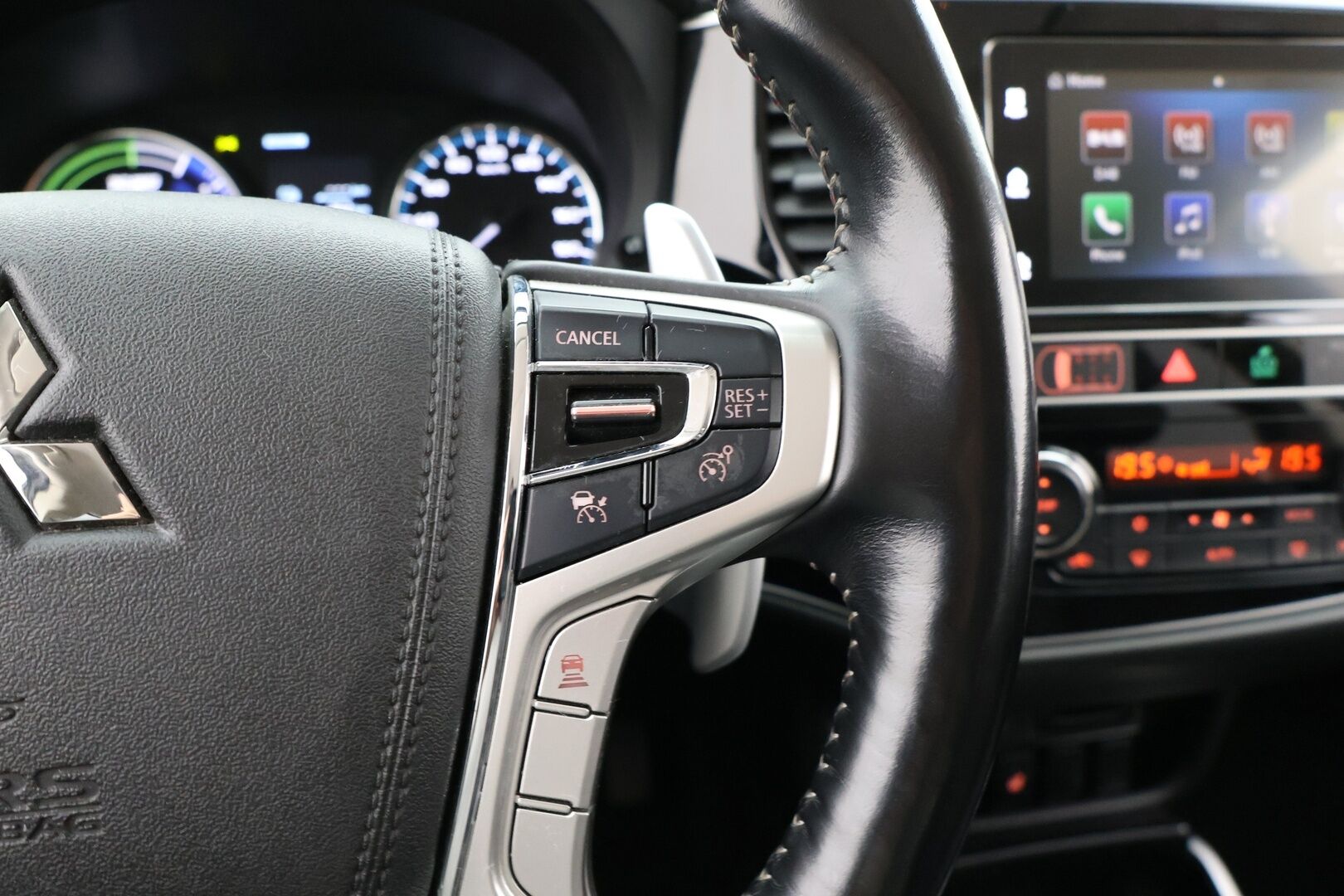 Mitsubishi Outlander PHEV 2019 2.4 Intense 4WD *ACC / Peruutuskamera / Koukku / Sähk.esilämmitin / Nahka-Alcantara / KeylessGo*