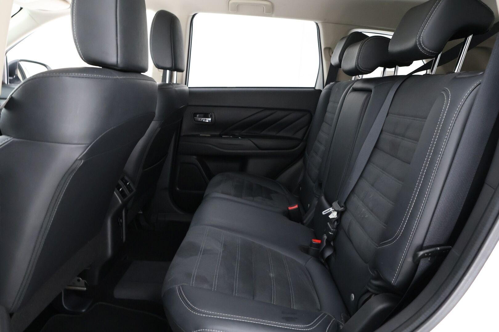 Mitsubishi Outlander PHEV 2019 2.4 Intense 4WD *ACC / Peruutuskamera / Koukku / Sähk.esilämmitin / Nahka-Alcantara / KeylessGo*