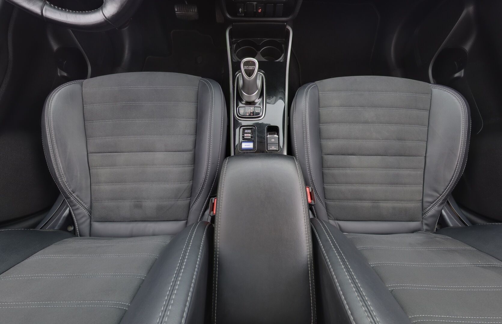 Mitsubishi Outlander PHEV 2019 2.4 Intense 4WD *ACC / Peruutuskamera / Koukku / Sähk.esilämmitin / Nahka-Alcantara / KeylessGo*