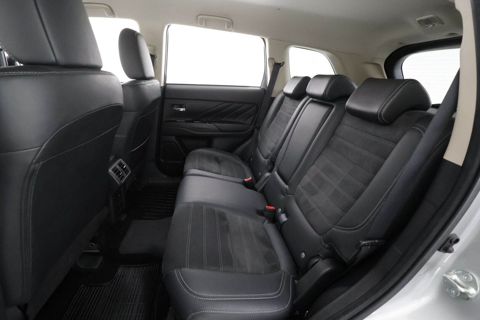 Mitsubishi Outlander PHEV 2019 Intense Business 4WD 5P * ACC / P.kamera / Koukku / Puolinahat / KeylessGo * - Suomi-auto / Kahdet renkaat aluvanteilla / Akku kuntotarkastettu! 