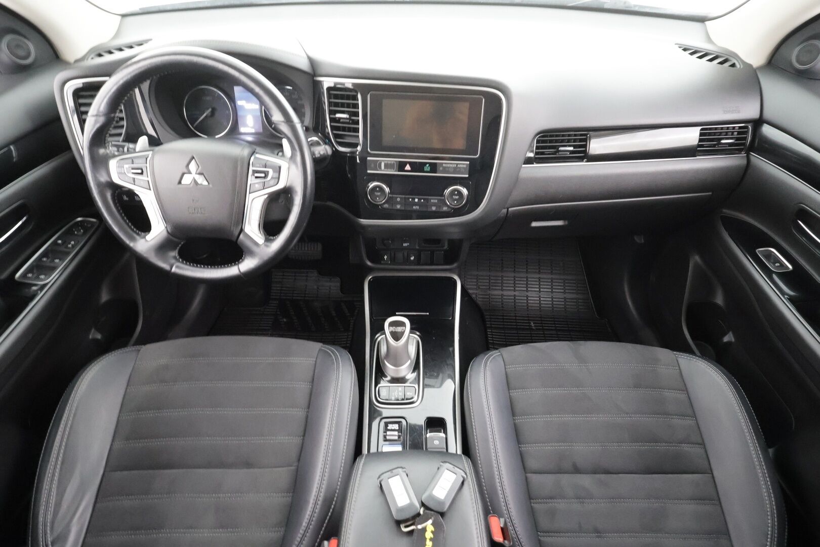 Mitsubishi Outlander PHEV 2019 Intense Business 4WD 5P * ACC / P.kamera / Koukku / Puolinahat / KeylessGo * - Suomi-auto / Kahdet renkaat aluvanteilla / Akku kuntotarkastettu! 