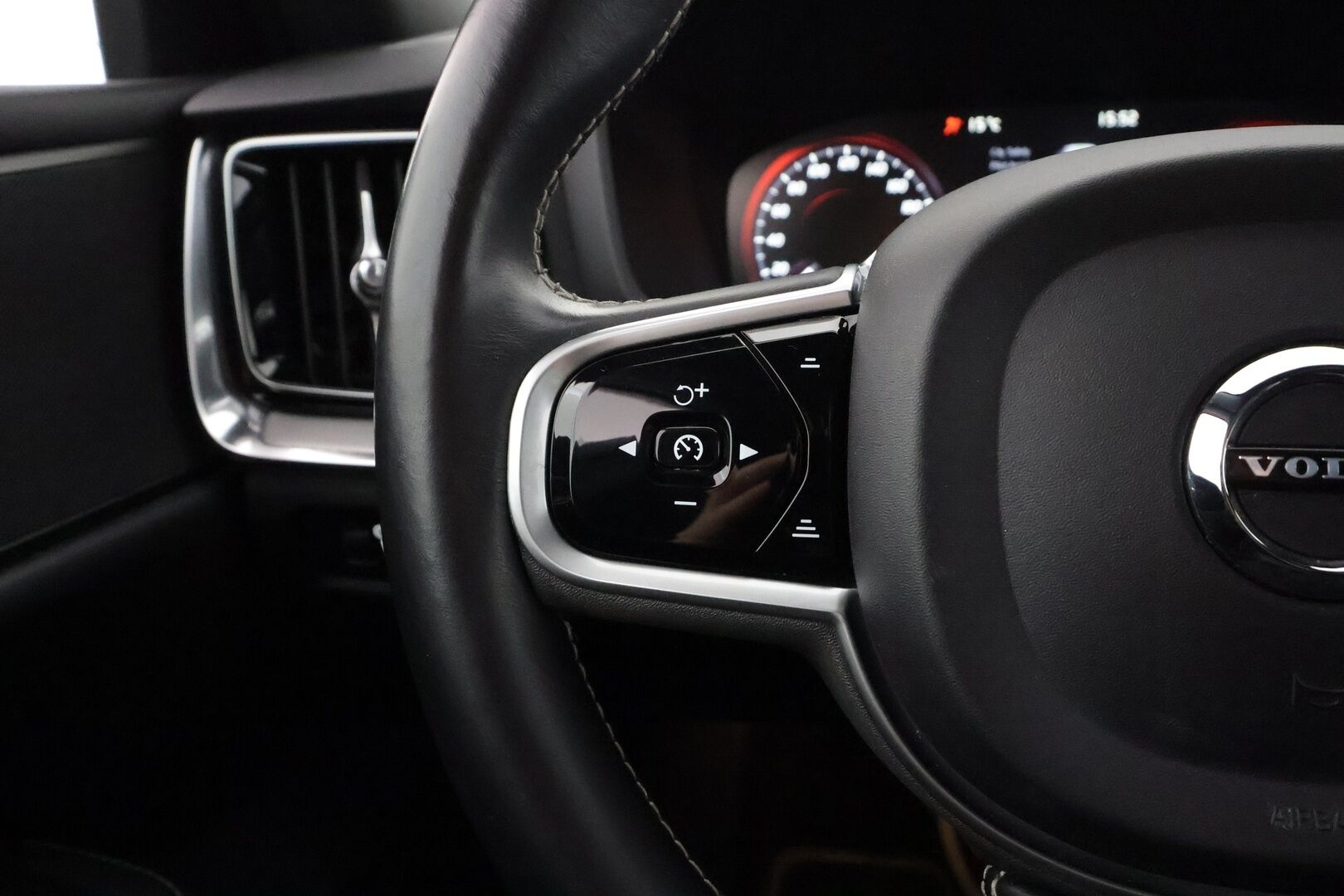 Volvo S60 2020 T5 Business R-Design aut - | ACC | Webasto | Full-LED | Muistipenkki | High Performance audio | P.Kamera | Puolinahat | Keyless | Apple&Android | Suomi-auto | Kahdet Renkaat | merkkihuollettu |