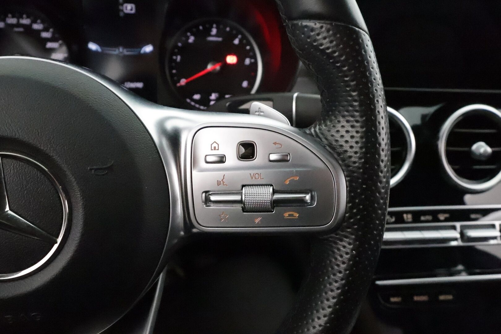 Mercedes-Benz C 2020 300 d 4MATIC A Business AMG - 3,99 % KORKOTARJOUS TÄHÄN AUTOON 31.8. ASTI! - Suomiauto / Multibeam LED / Nahkasisusta / Peruutuskamera / Lohko & Sisäpistoke / Comand Navi / Näyttävä!