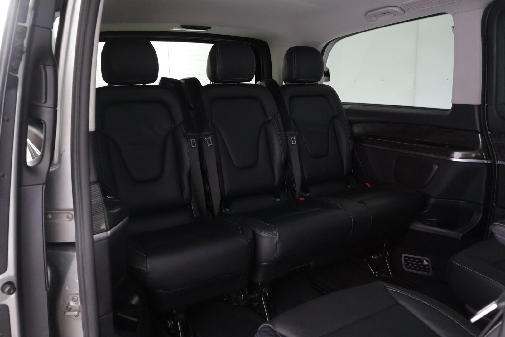 Mercedes-Benz V 2019 300 d 4Matic keskipitkä A2 A Avantgarde *7 paikkainen / Distronic / Pa-lisälämmitin / P.kamera / Vetokoukku / Nahkapenkit* - 2,99 % KORKOTARJOUS TÄHÄN AUTOON - *Suomi-auto / 2x renkaat ja vanteet*