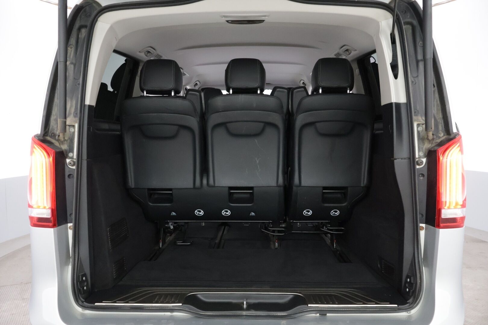 Mercedes-Benz V 2019 300 d 4Matic keskipitkä A2 A Avantgarde *7 paikkainen / Distronic / Pa-lisälämmitin / P.kamera / Vetokoukku / Nahkapenkit* - 2,99 % KORKOTARJOUS TÄHÄN AUTOON - *Suomi-auto / 2x renkaat ja vanteet*