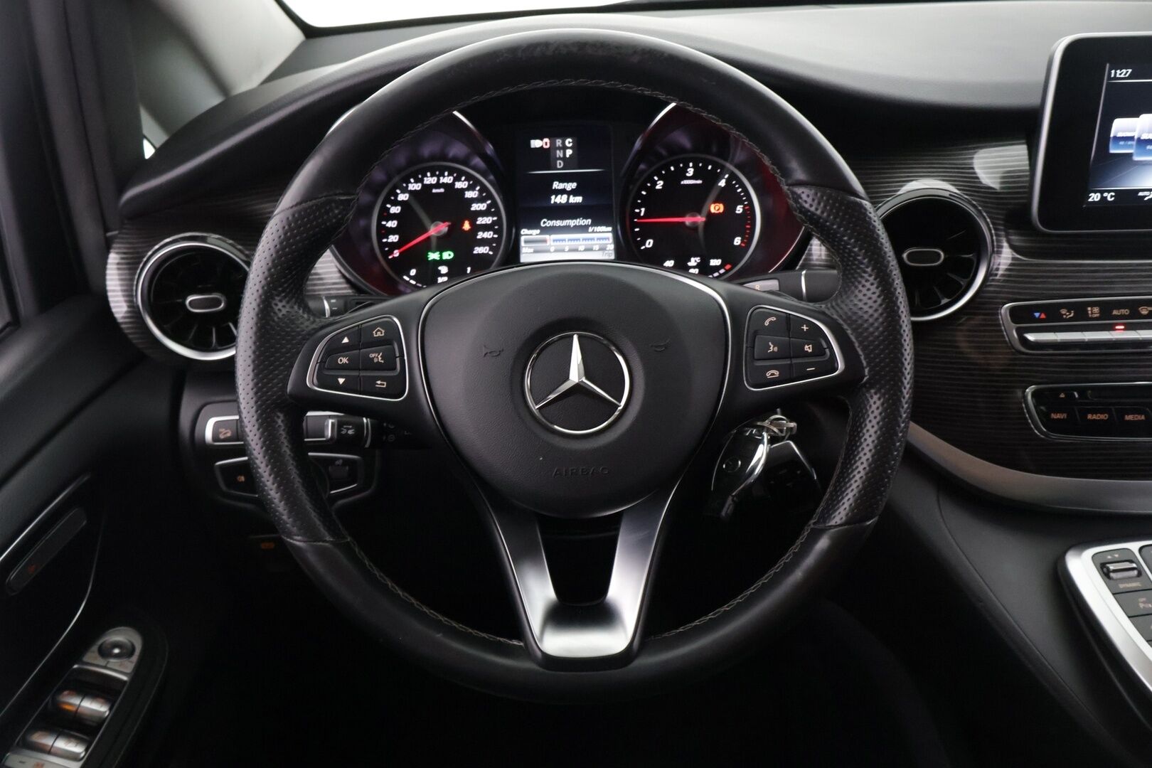 Mercedes-Benz V 2019 300 d 4Matic keskipitkä A2 A Avantgarde *7 paikkainen / Distronic / Pa-lisälämmitin / P.kamera / Vetokoukku / Nahkapenkit* - 2,99 % KORKOTARJOUS TÄHÄN AUTOON - *Suomi-auto / 2x renkaat ja vanteet*