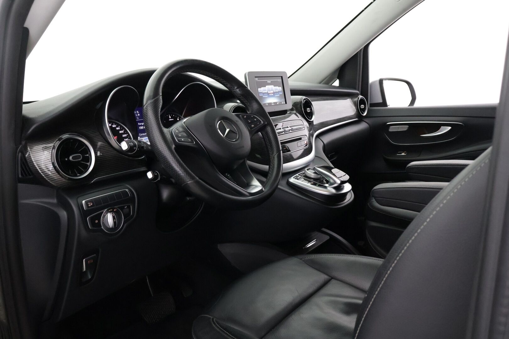 Mercedes-Benz V 2019 300 d 4Matic keskipitkä A2 A Avantgarde *7 paikkainen / Distronic / Pa-lisälämmitin / P.kamera / Vetokoukku / Nahkapenkit* - 2,99 % KORKOTARJOUS TÄHÄN AUTOON - *Suomi-auto / 2x renkaat ja vanteet*